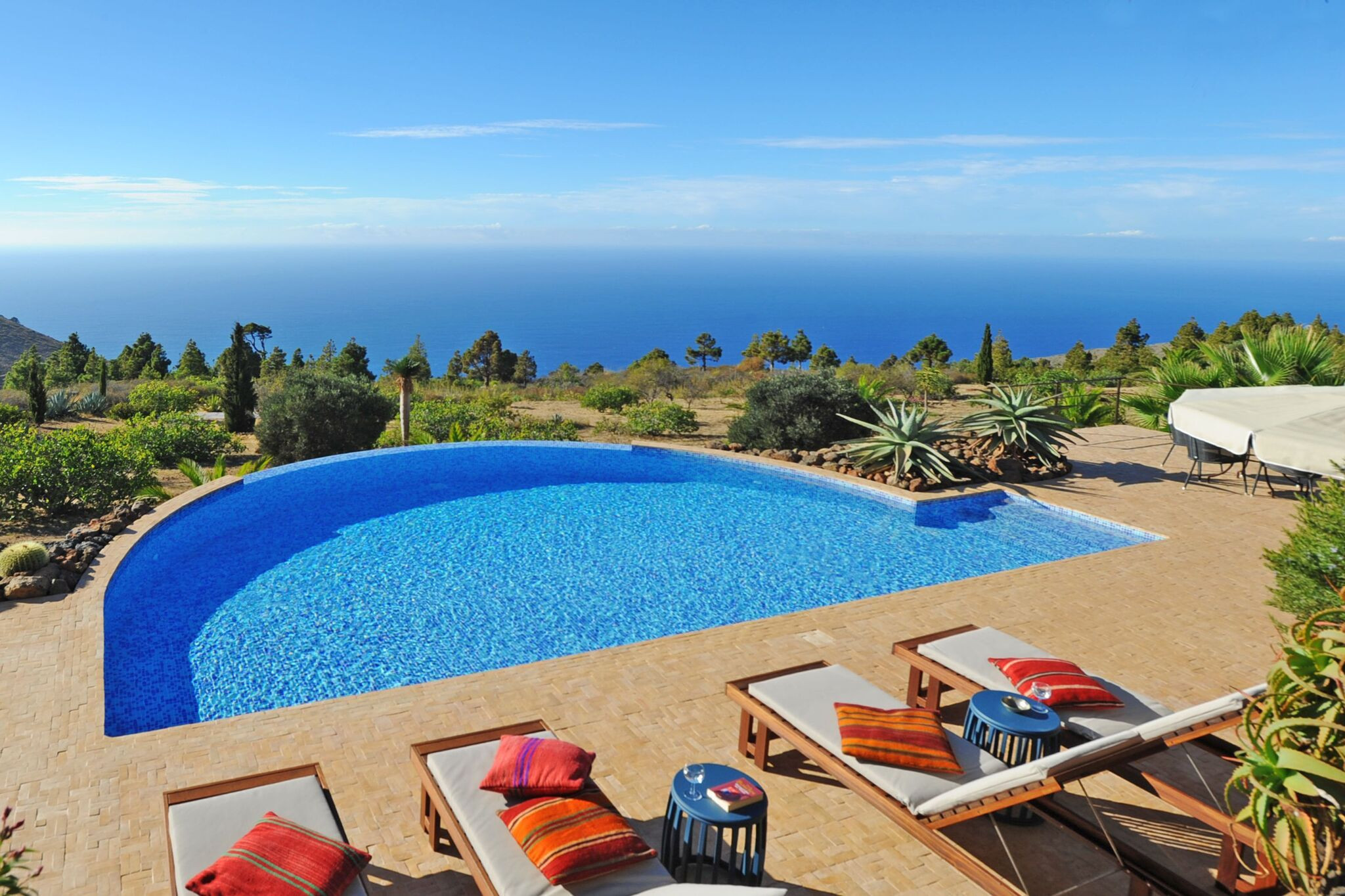 Villa Botanico is een luxe vakantievilla met tuin, verwarmd zwembad en panoramisch zeezicht in Puntagorda, La Palma