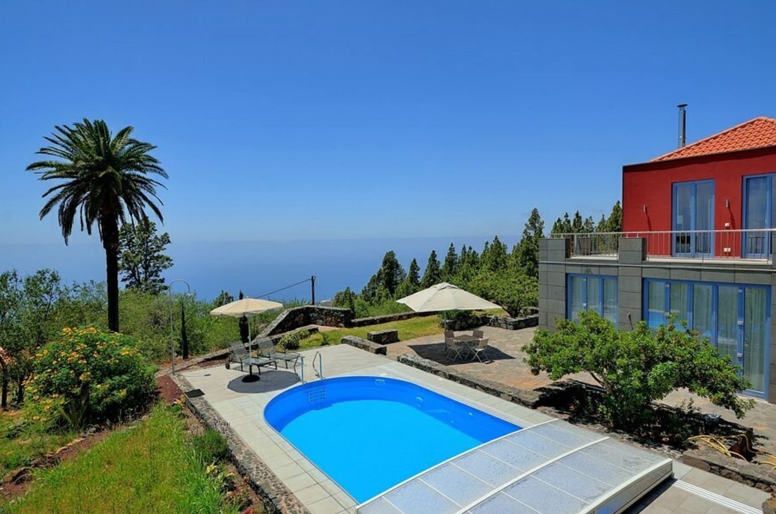 Villa Florasol is een luxe moderne villa met verwarmd privé zwembad, sauna en uniek zeezicht in Tijarafe, La Palma