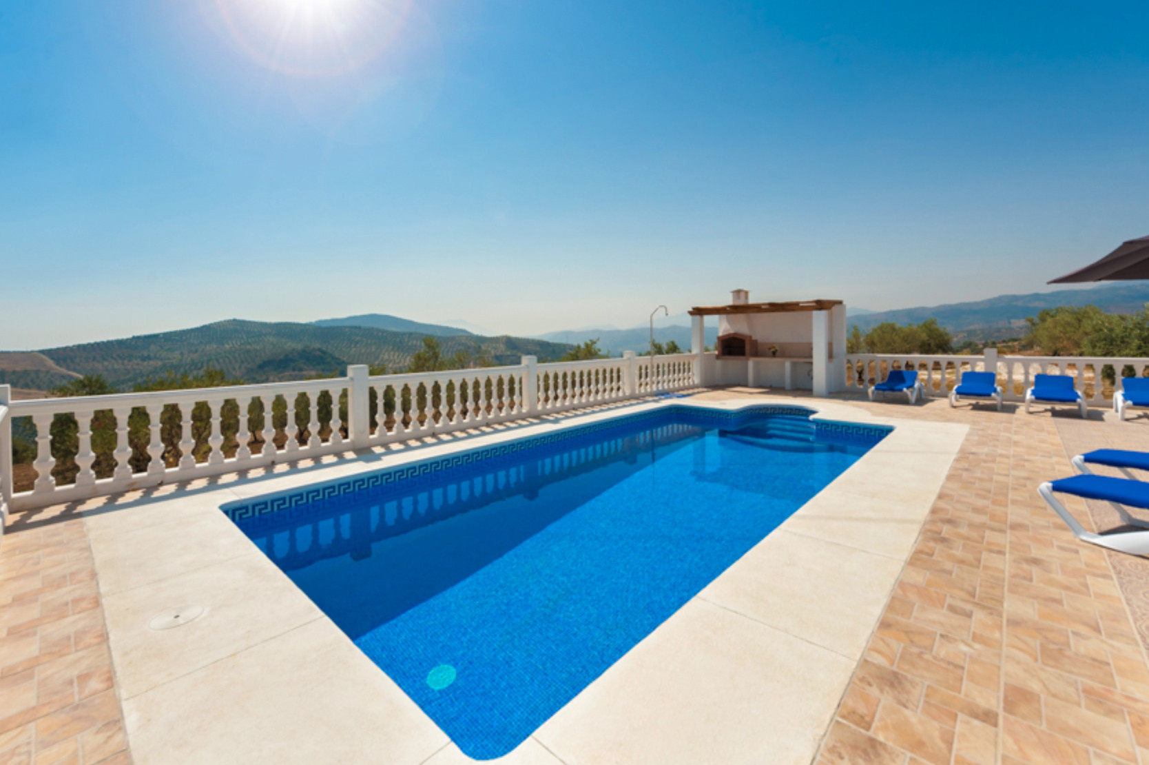 Mooie villa met omheind privé zwembad en panoramisch uitzicht. Omgeven door olijfbomen.