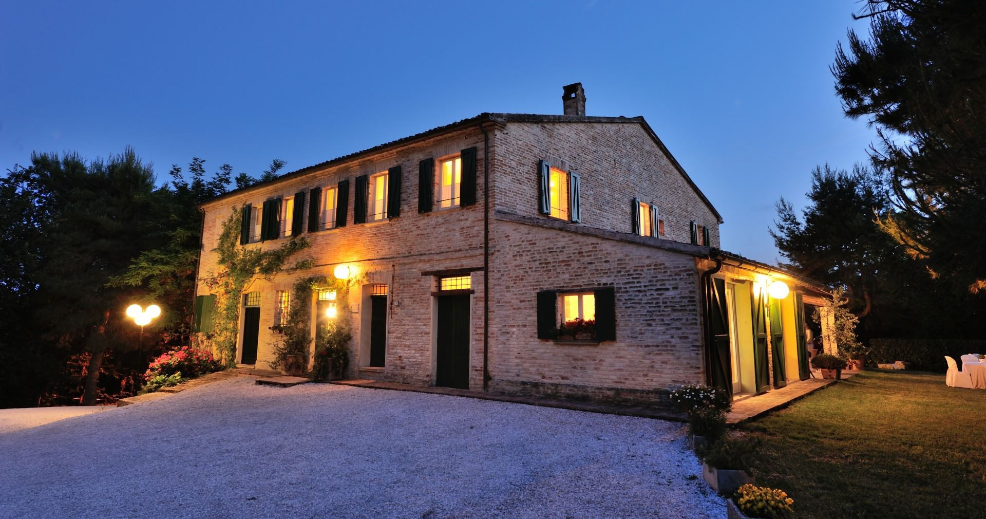 Antico Casolare is een unieke villa met privé zwembad en wijngaard in Le Marche, Italië. Ideaal voor grote groepen!