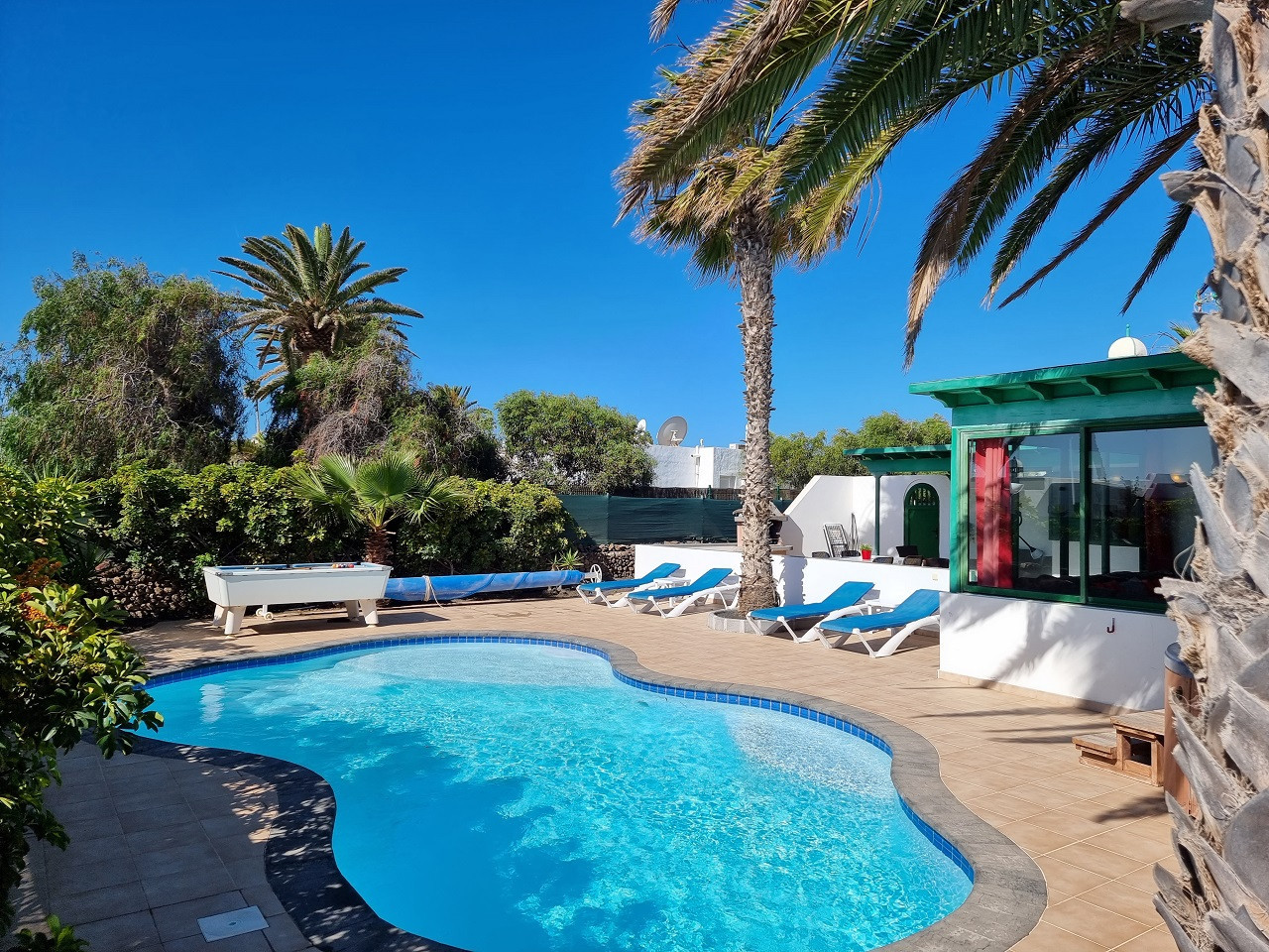 Villa Elsa ligt op loopafstand van de haven van Playa Blanca en is perfect for families. Tuin met fijne terassen