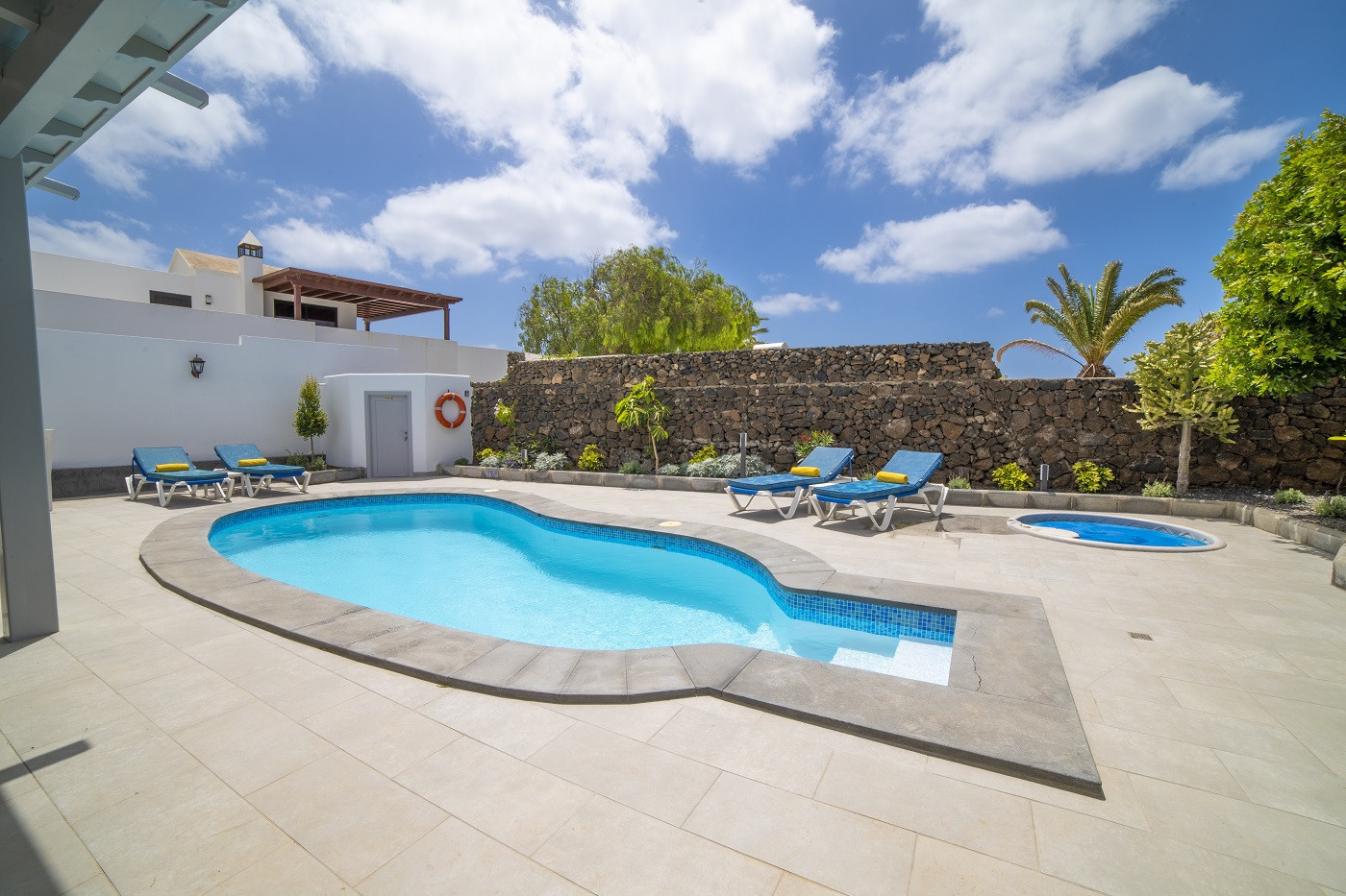 Villa Carmen is een luxe vakantiehuis voor een grote groep. Met verwarmd privé zwembad in Puerto del Carmen, Lanzarote