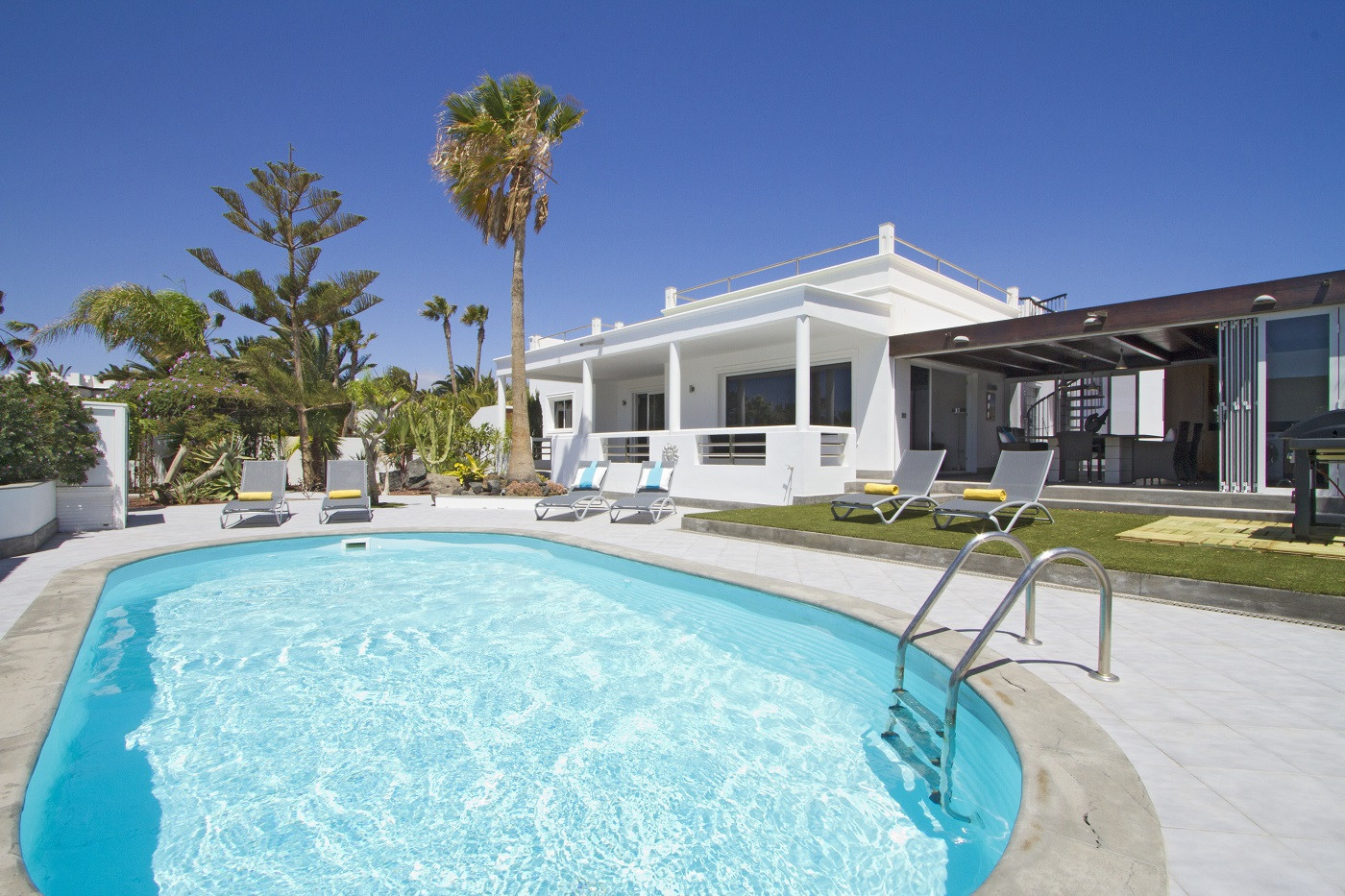 Villa Calero Marina is een modern vakantiehuis met zwembad. Loopafstand van het centrum van Puerto Calero, Lanzarote