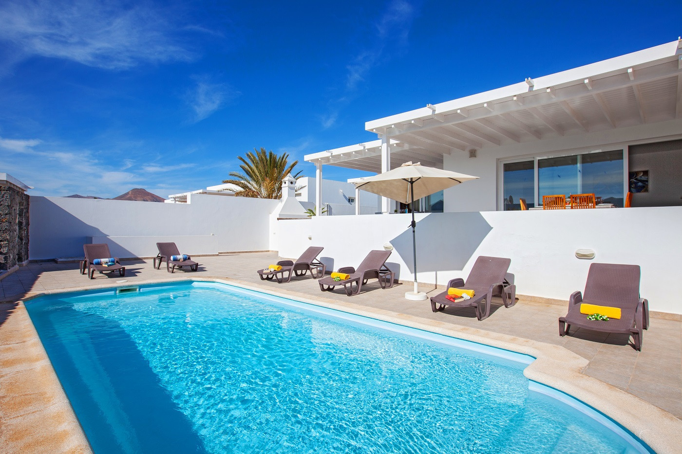 Villa Puerto Calero is een luxe vakantievilla met verwarmd privé zwembad. Loopafstand van Puerto Calero, Lanzarote