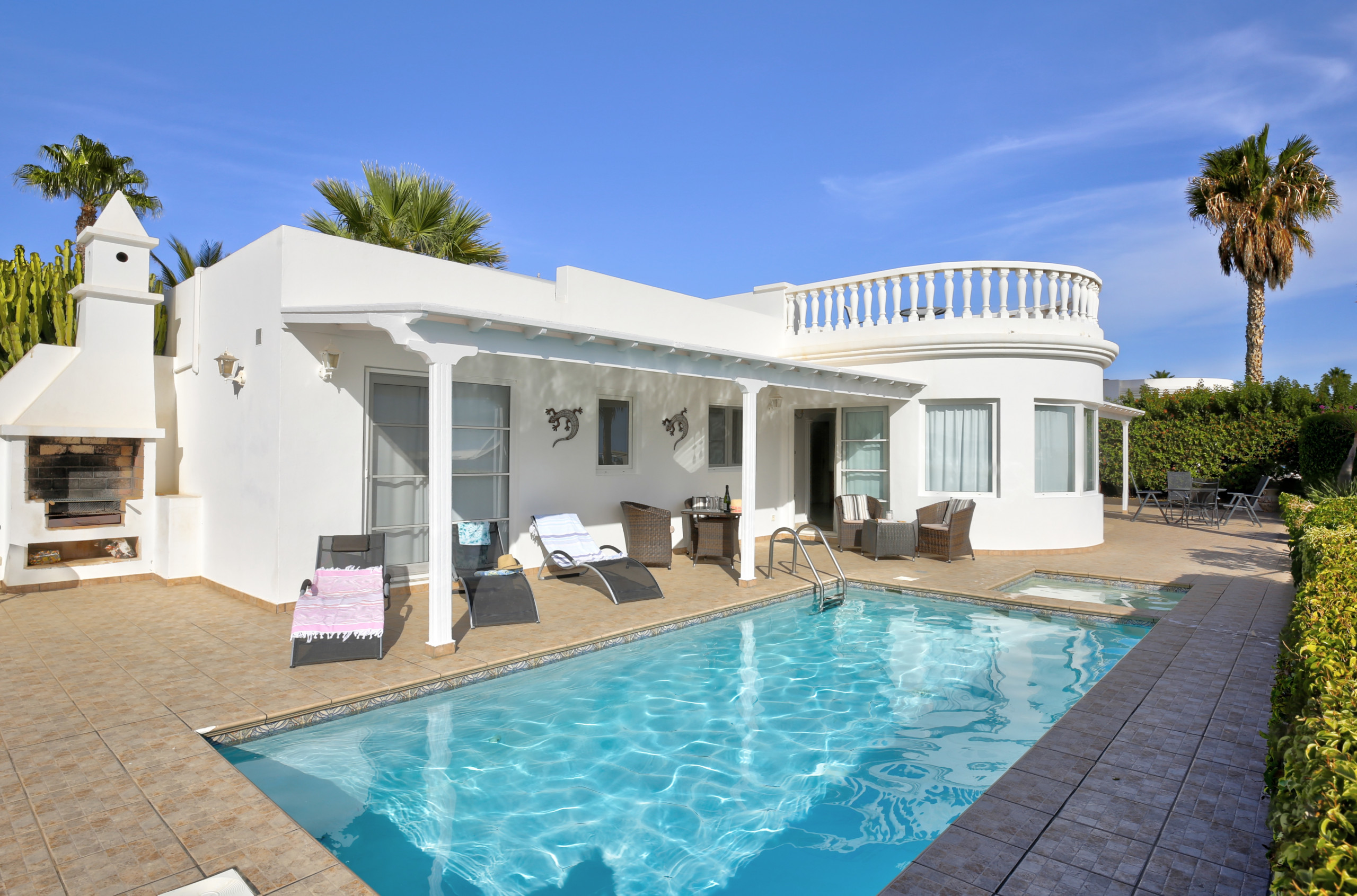 Villa Yana is een gelijkvloerse villa met verwarmd privé zwembad en zeezicht. Vlakbij strand in Puerto del Carmen, Lanzarote