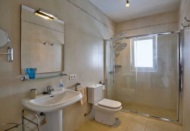Villa Yana met zwembad en zeezicht in Puerto del Carmen, Lanzarote Villa Yana is een gelijkvloerse villa met verwarmd privé zwembad en zeezicht. Vlakbij strand in Puerto del Carmen, Lanzarote