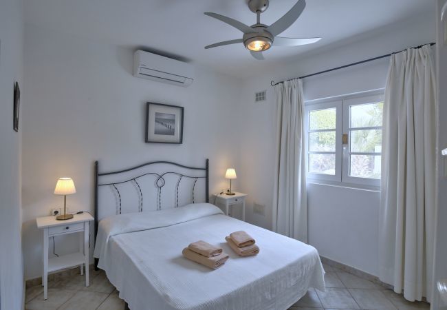 Villa Yana met zwembad en zeezicht in Puerto del Carmen, Lanzarote Villa Yana is een gelijkvloerse villa met verwarmd privé zwembad en zeezicht. Vlakbij strand in Puerto del Carmen, Lanzarote