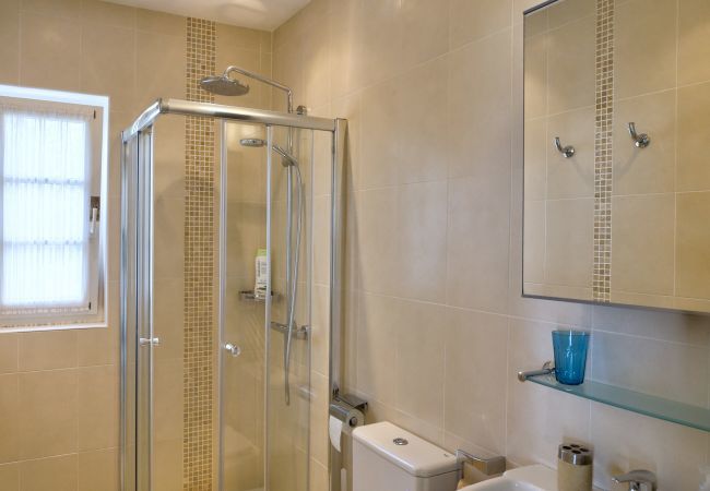 Villa Yana met zwembad en zeezicht in Puerto del Carmen, Lanzarote Villa Yana is een gelijkvloerse villa met verwarmd privé zwembad en zeezicht. Vlakbij strand in Puerto del Carmen, Lanzarote