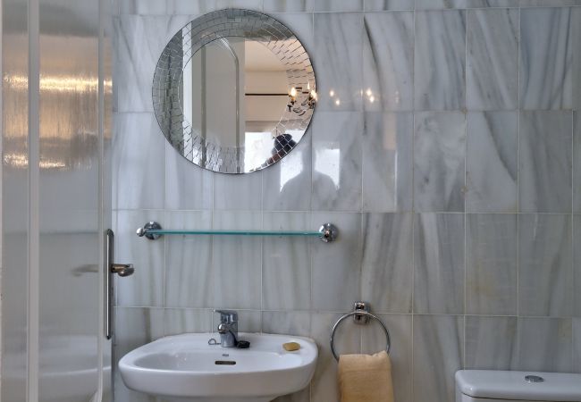 Villa Yana met zwembad en zeezicht in Puerto del Carmen, Lanzarote Villa Yana is een gelijkvloerse villa met verwarmd privé zwembad en zeezicht. Vlakbij strand in Puerto del Carmen, Lanzarote