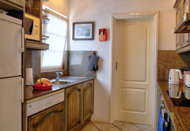 Villa Yana met zwembad en zeezicht in Puerto del Carmen, Lanzarote Villa Yana is een gelijkvloerse villa met verwarmd privé zwembad en zeezicht. Vlakbij strand in Puerto del Carmen, Lanzarote