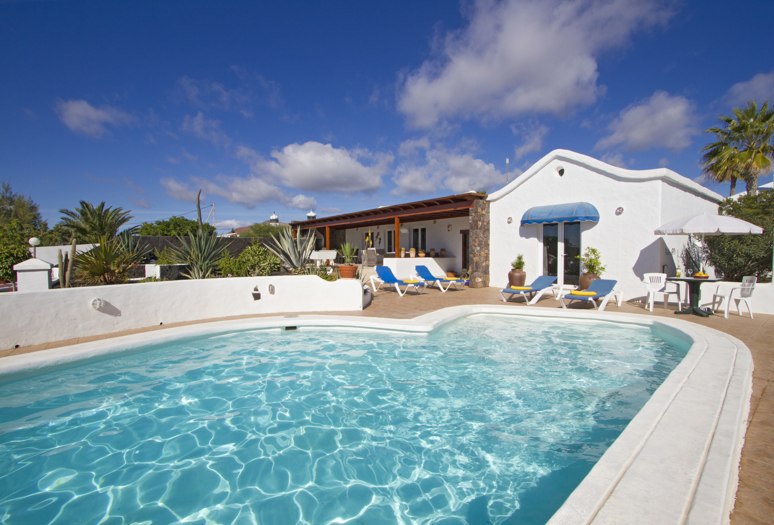 Villa Grace is een stijlvol vakantiehuis met verwarmd privé zwembad. Dichtbij zee in Puerto del Carmen, Lanzarote