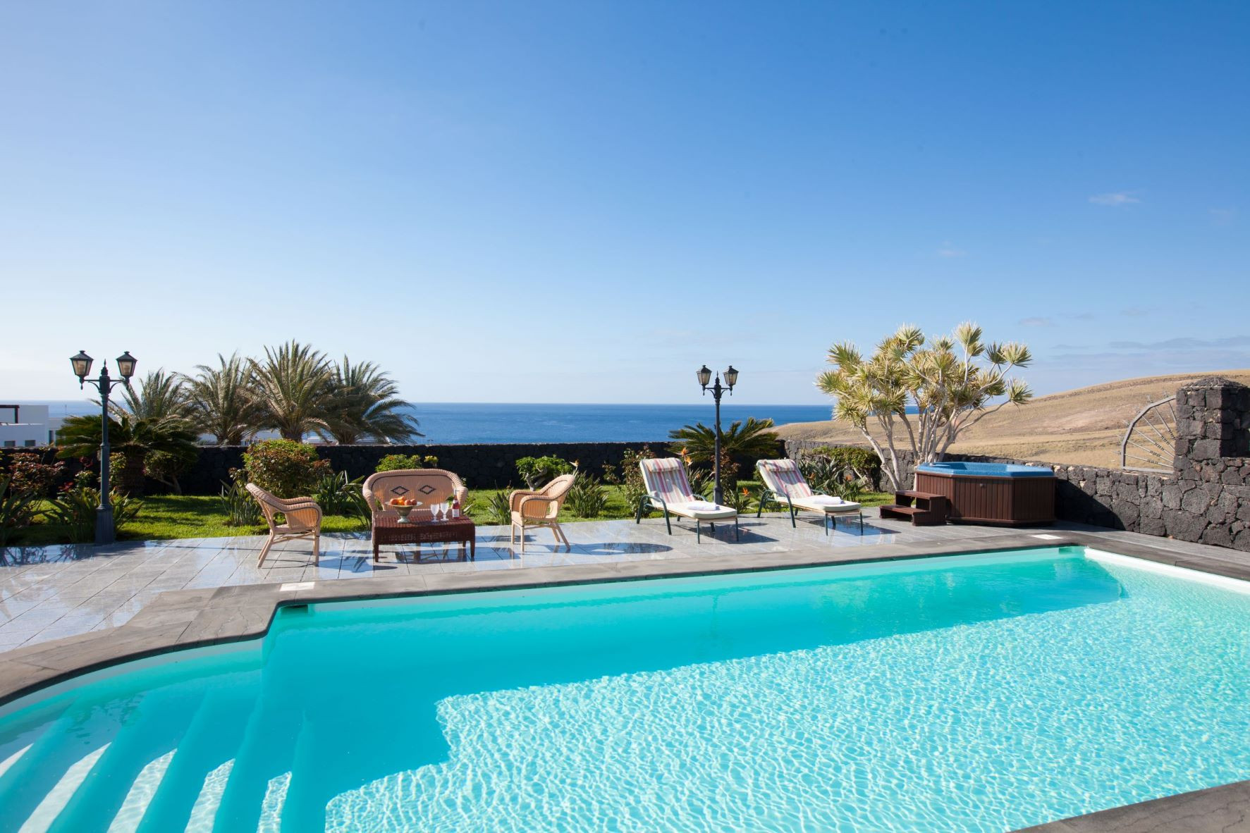 Villa Amy is een luxe vakantievilla met verwarmd privé zwembad en zeezicht. Bij centrum van Puerto Calero, Lanzarote