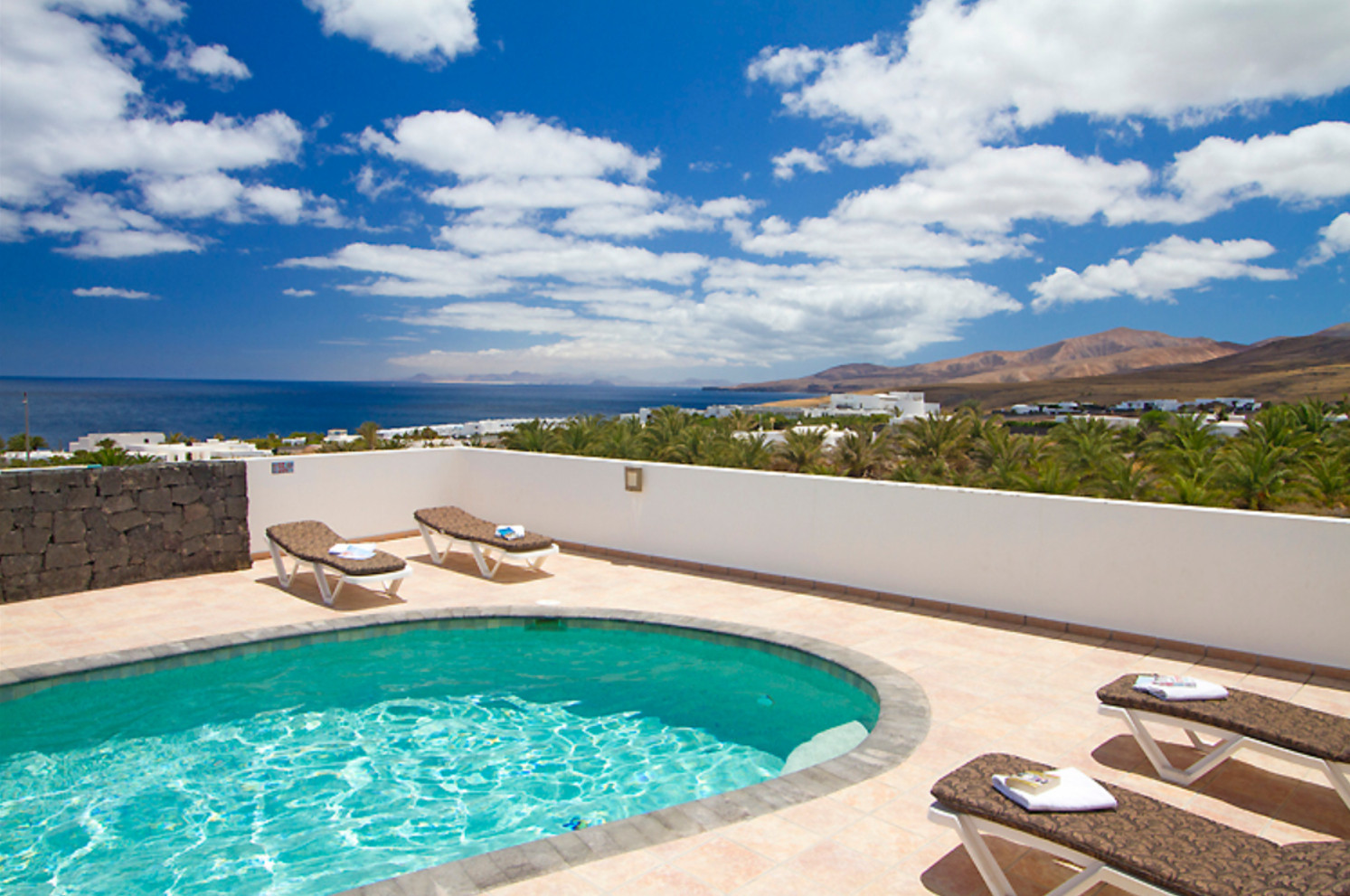 Villa Jane is een luxe vakantiehuis met verwarmd privé zwembad en panoramisch zeezicht in Puerto Calero, Lanzarote