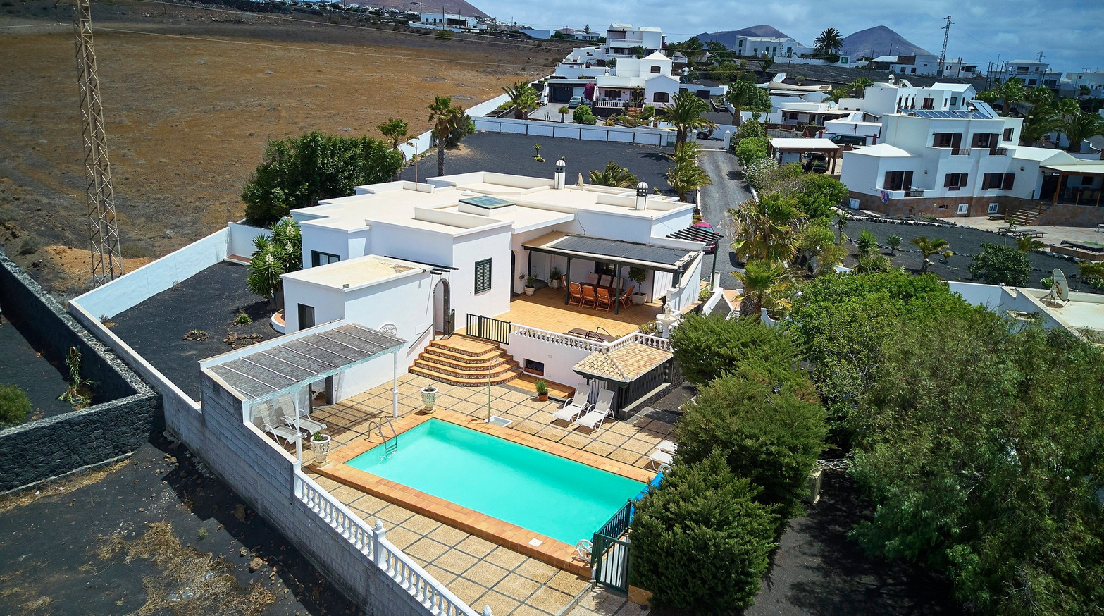 Villa Macher is een vakantiehuis met verwarmd privé zwembad en zeezicht in Puerto del Carmen, Lanzarote