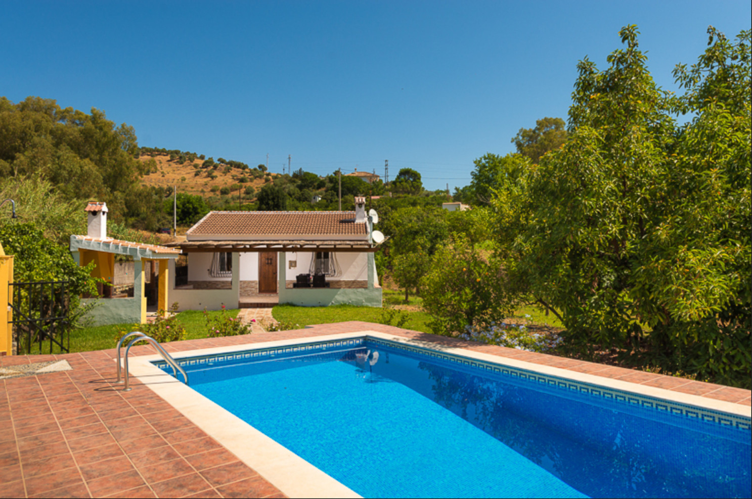 Casita Agua met privé zwembad en fruitbomen. Op een rustige plek naast de Rio Grande in Alozaina, Andalusië