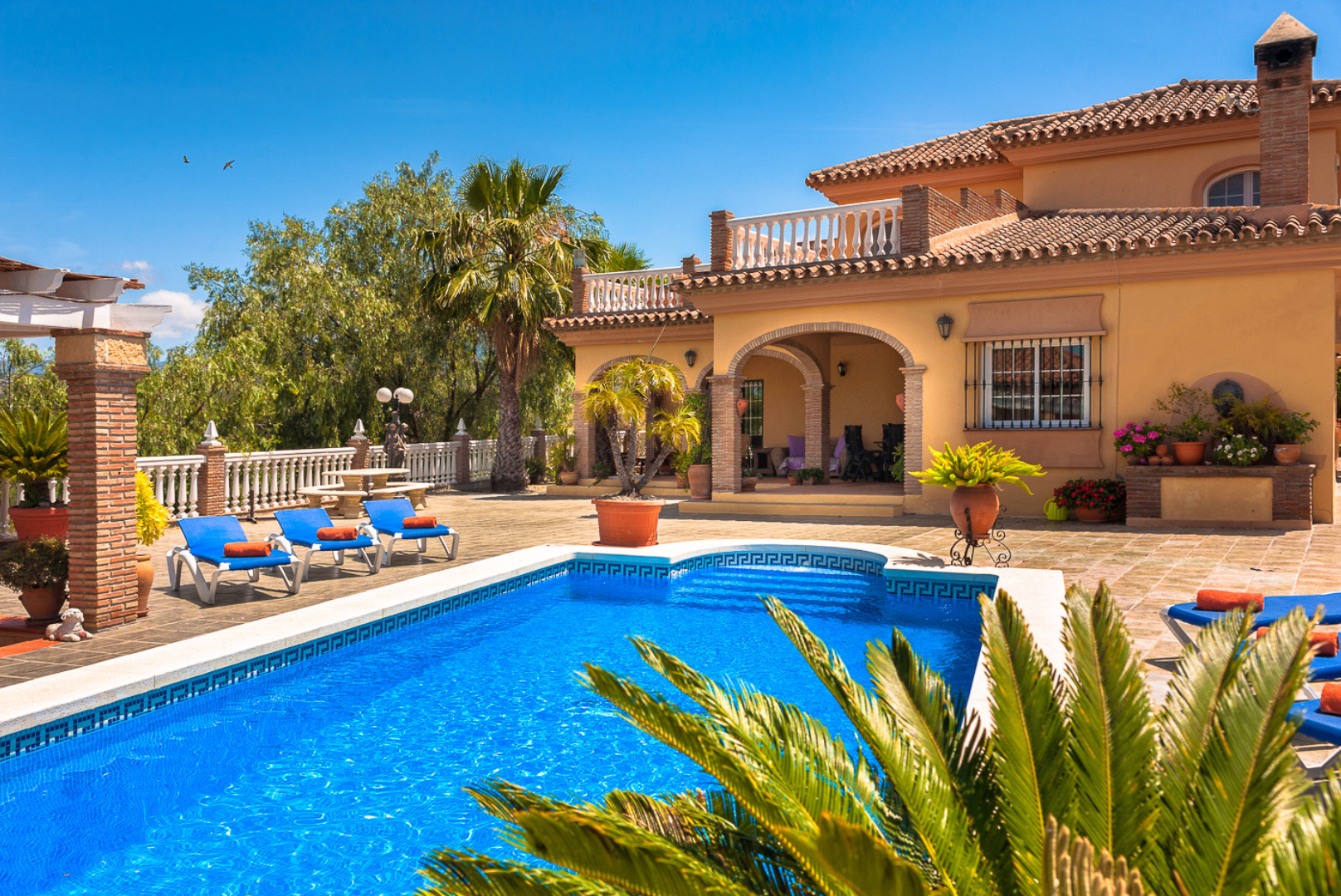 Villa Laura is een luxe vakantiehuis met privé zwembad en volop privacy. In Alhaurin el Grande, Andalusië