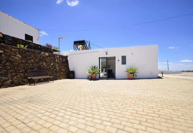 Villa Lanzarote Pequeña for two in Masdache, Lanzarote Villa Lanzarote Pequeña is een vakantievilla voor twee met privé zwembad en veel privacy in Masdache, Lanzarote