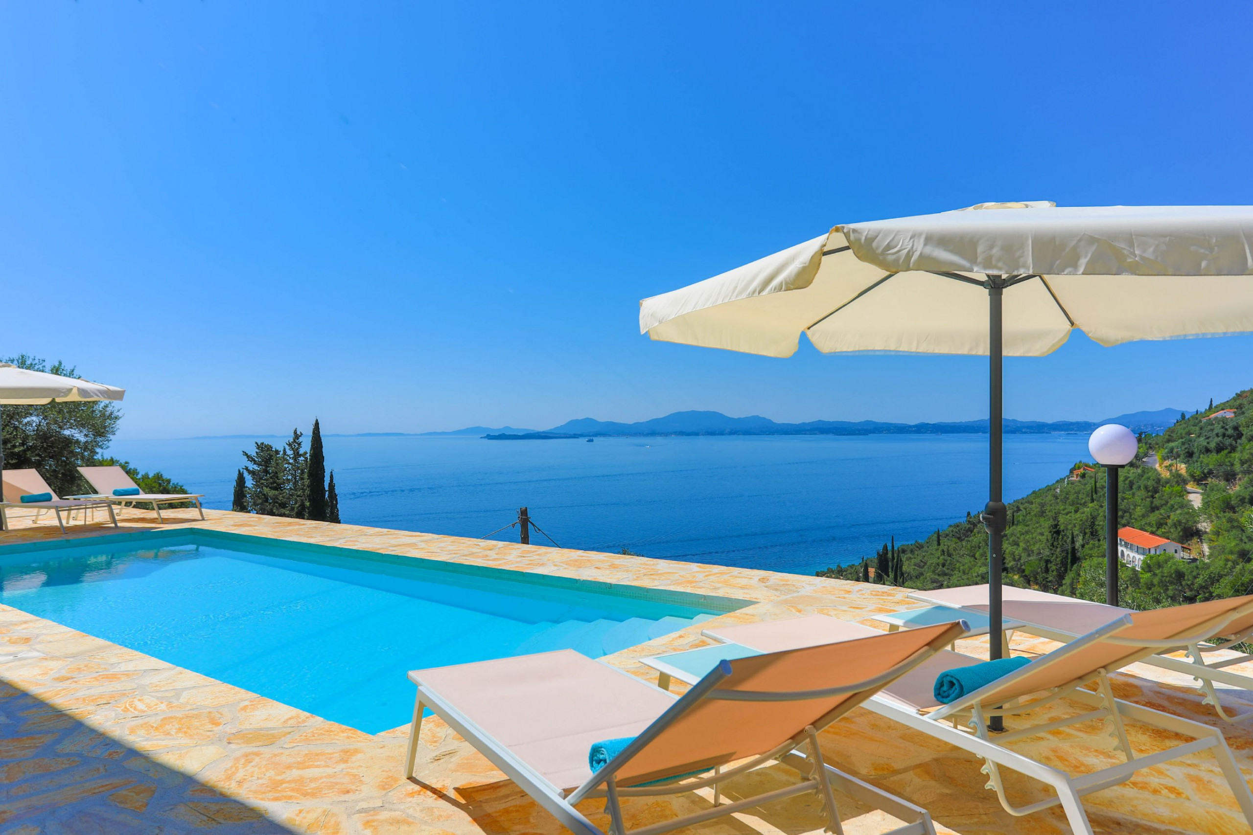 Villa Krouzeri is een vrijstaande villa met privé zwembad en panoramische zeezicht in Agni Bay, Corfu