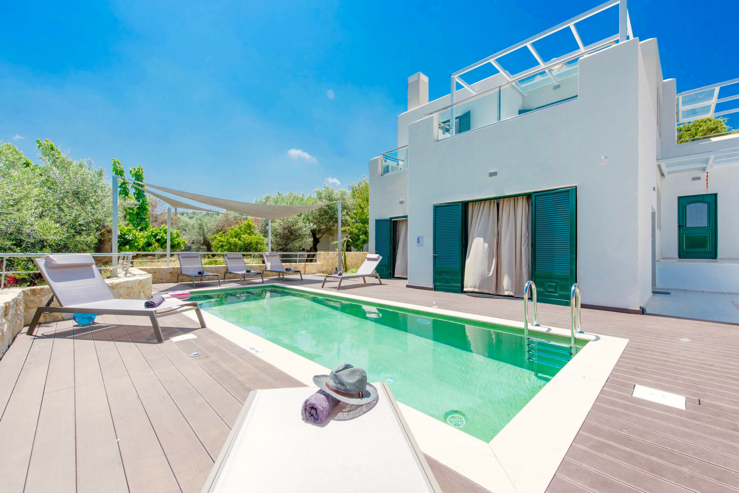 Villa Maia is een vrijstaande villa met privézwembad en op loopafstand van het strand in Gerani, Kreta
