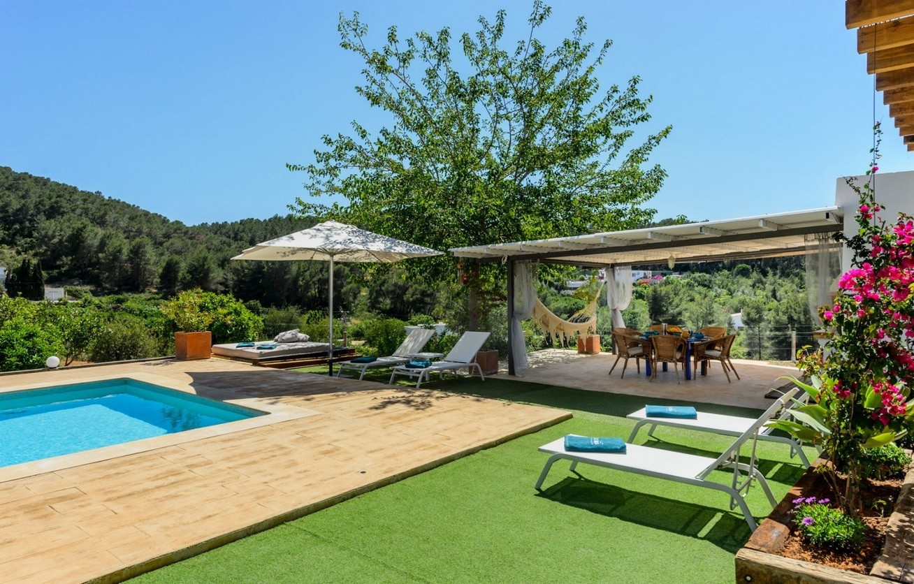 Villa Belicia heeft een ruim privé zwembad en veel privacy. Met fijne tuin. Gelegen in Santa Eulalia, Ibiza