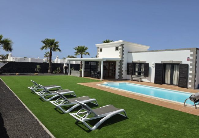 Villa in Playa Blanca - Villa Montana Roja