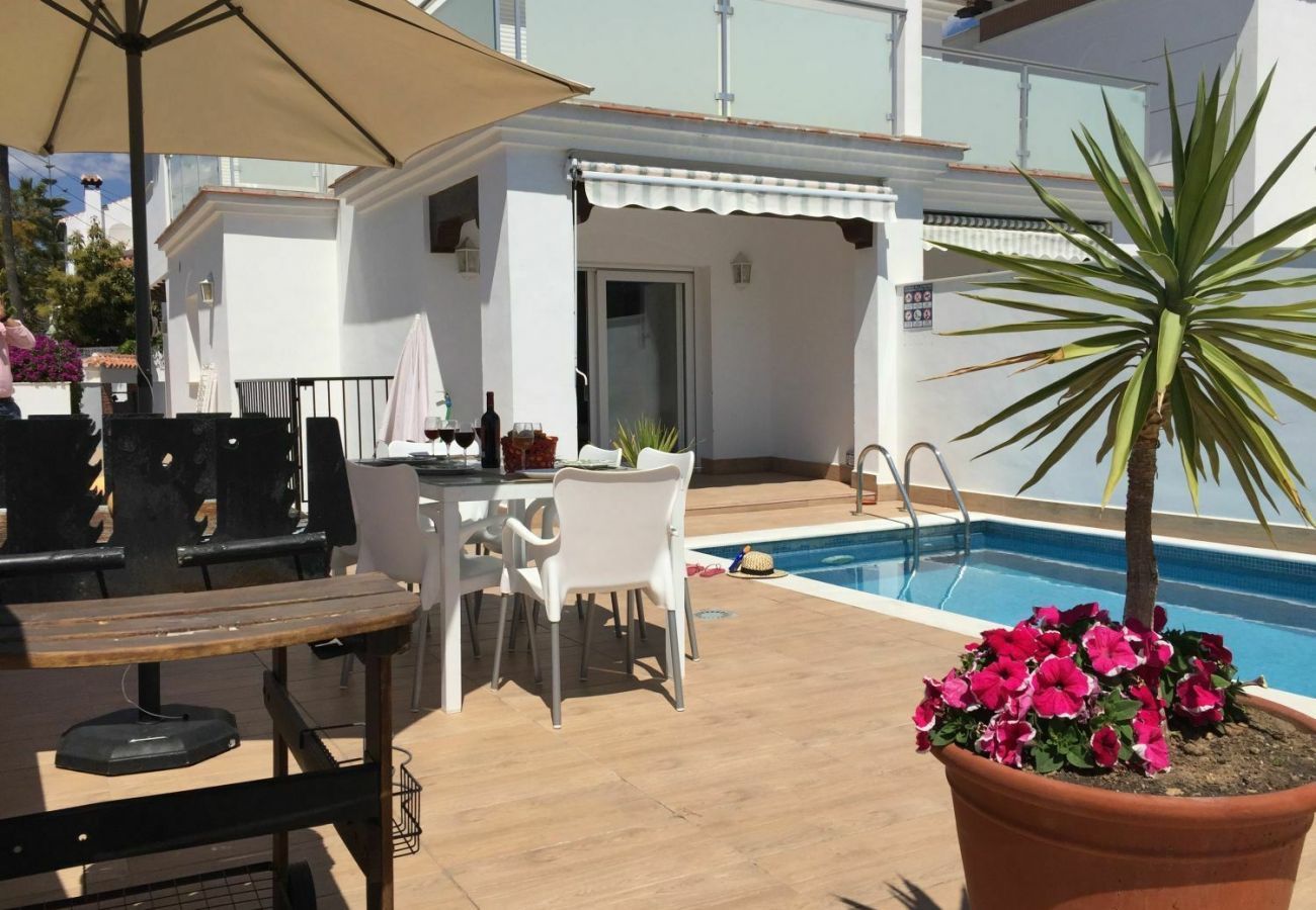 Villa Petunia met privé zwembad. Op loopafstand van het centrum en het strand. In Nerja, Andalusië