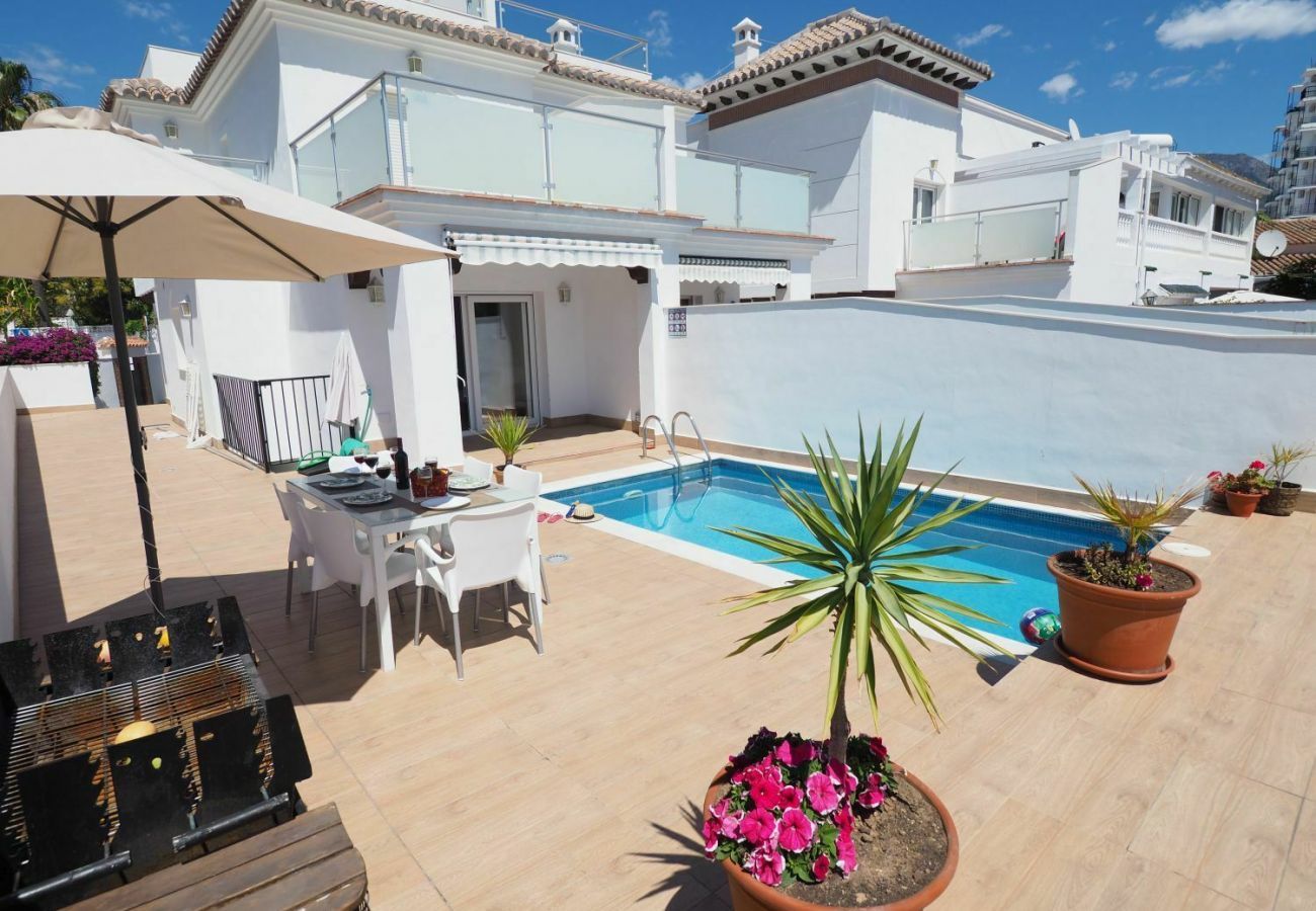 Villa Petunia met privé zwembad. Op loopafstand van het centrum en het strand. In Nerja, Andalusië