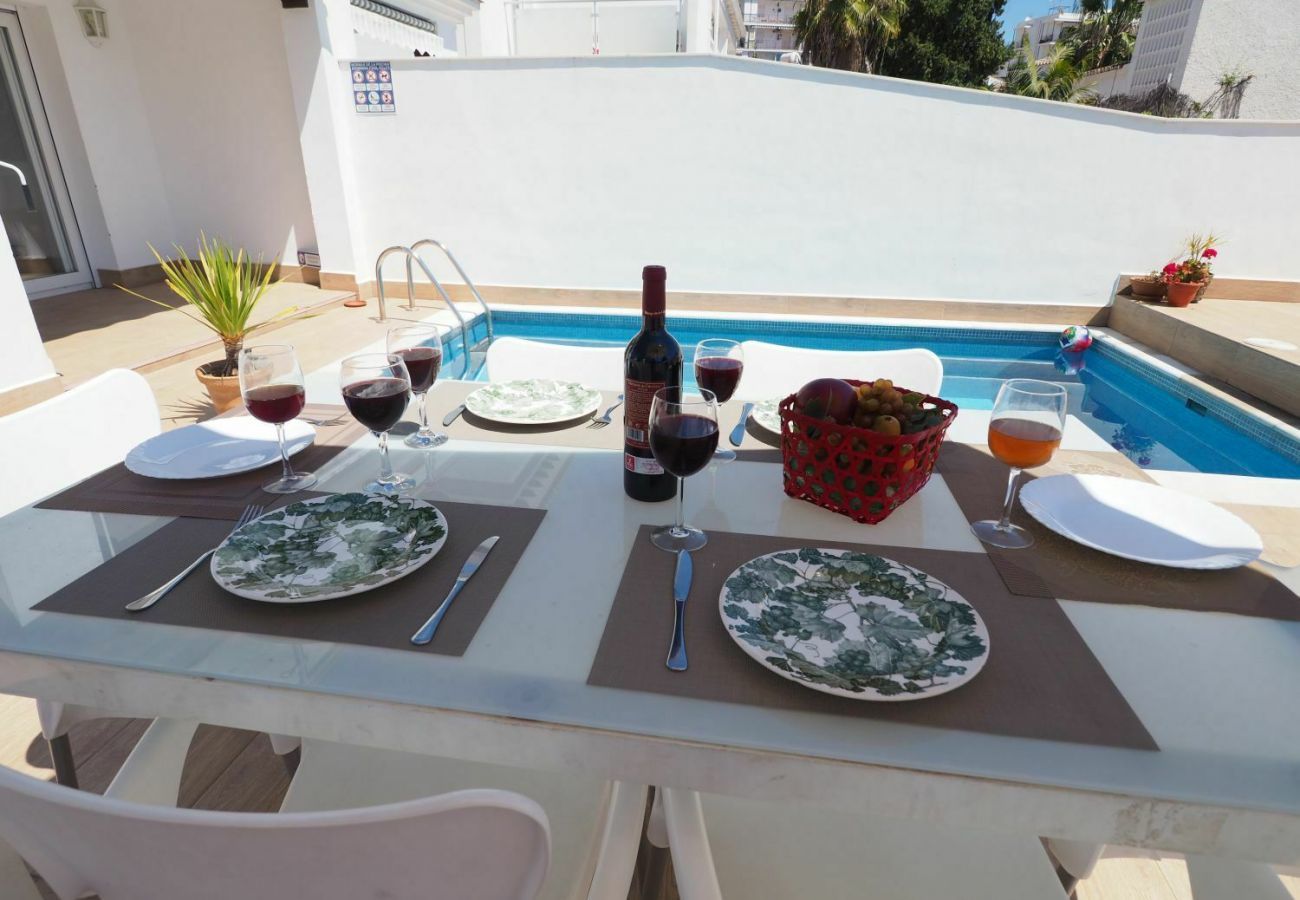 Villa Petunia met privé zwembad. Op loopafstand van het centrum en het strand. In Nerja, Andalusië