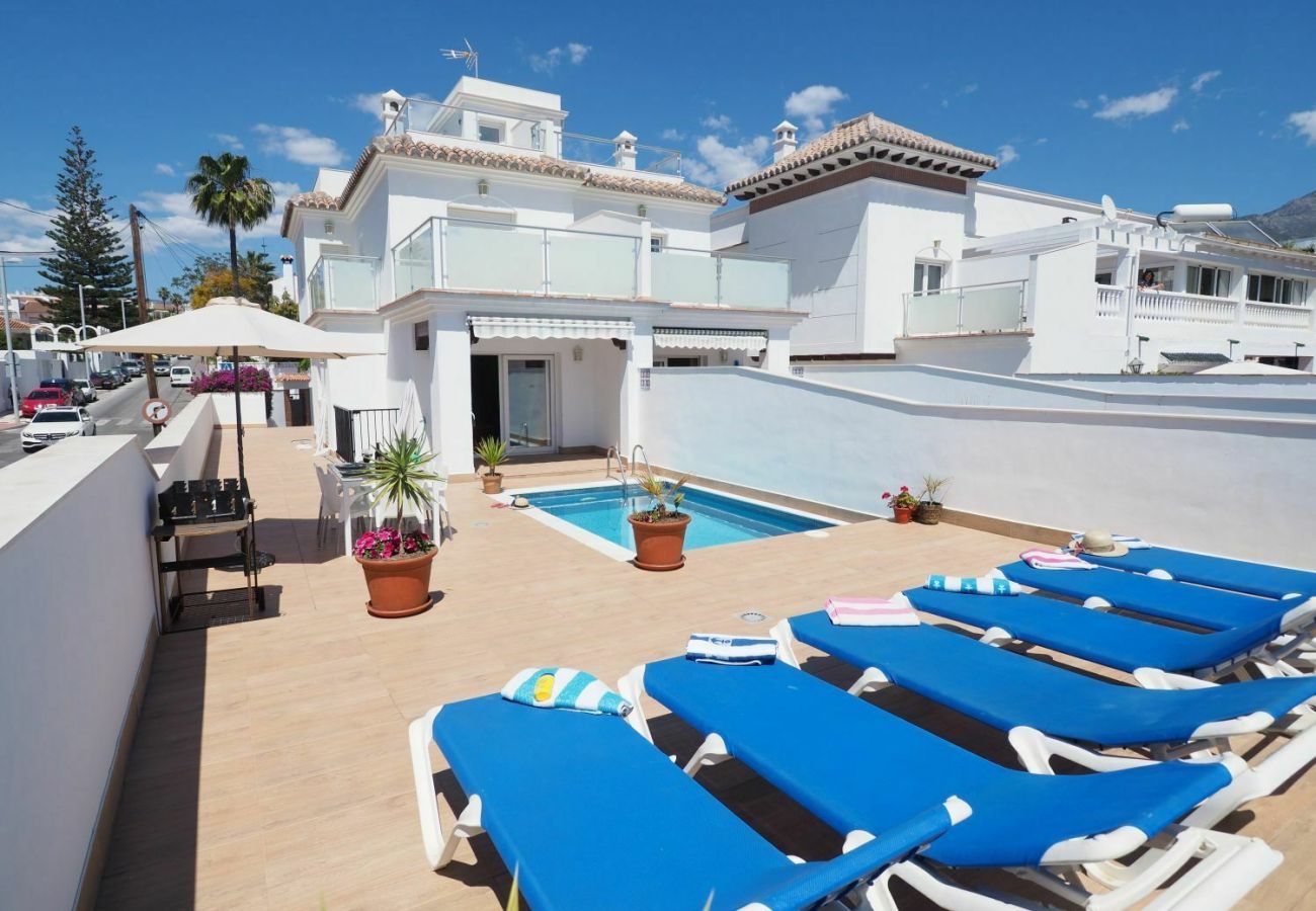 Villa Petunia met privé zwembad. Op loopafstand van het centrum en het strand. In Nerja, Andalusië