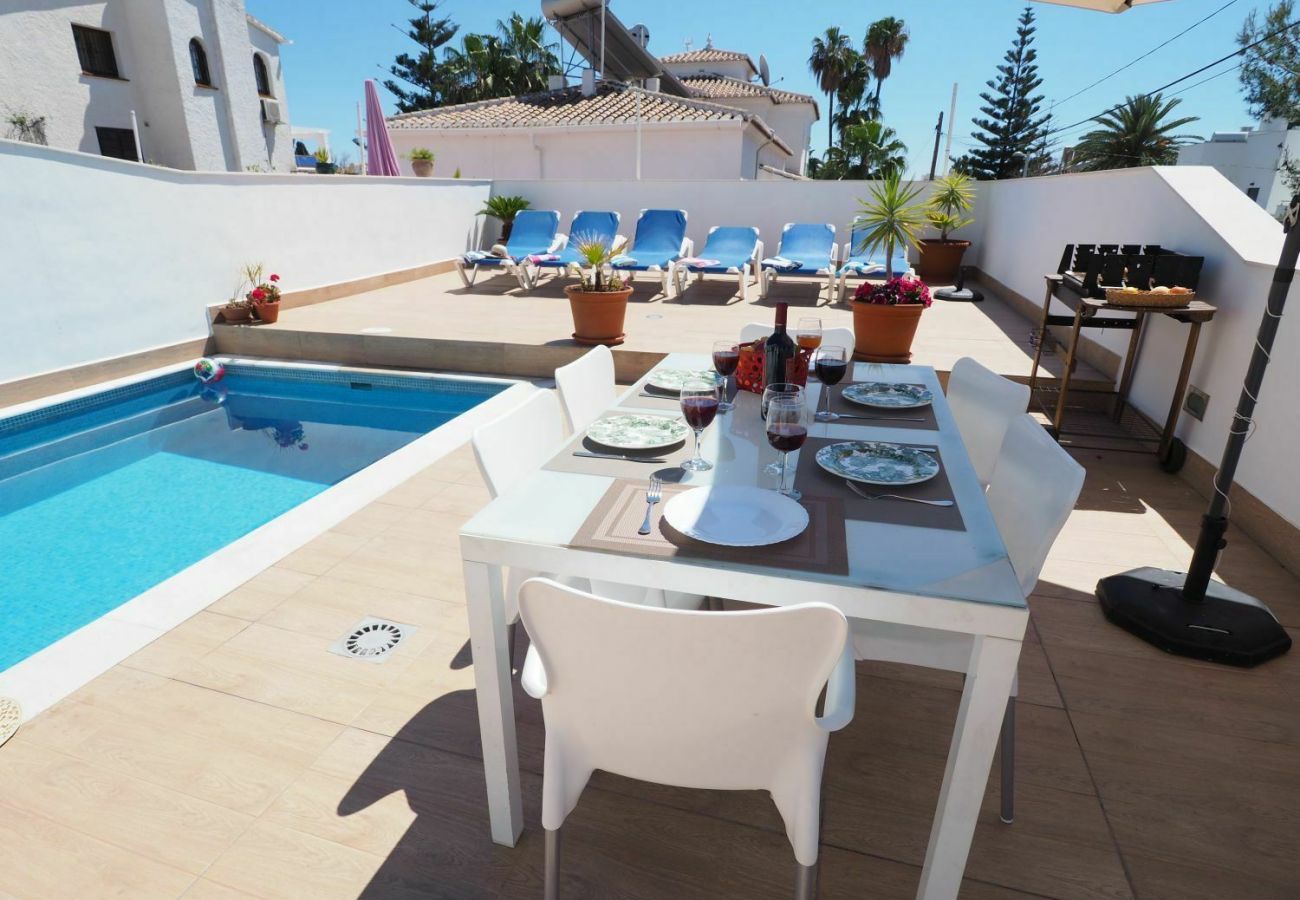 Villa Petunia met privé zwembad. Op loopafstand van het centrum en het strand. In Nerja, Andalusië