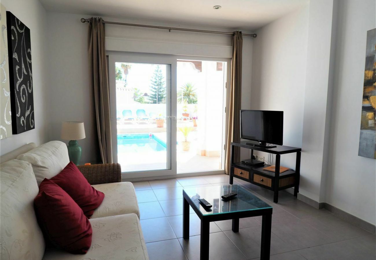 Villa Petunia met privé zwembad. Op loopafstand van het centrum en het strand. In Nerja, Andalusië