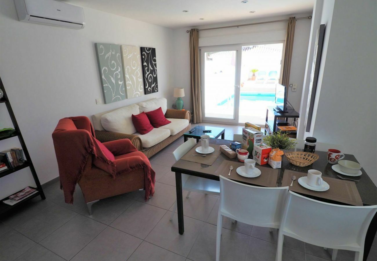 Villa Petunia met privé zwembad. Op loopafstand van het centrum en het strand. In Nerja, Andalusië