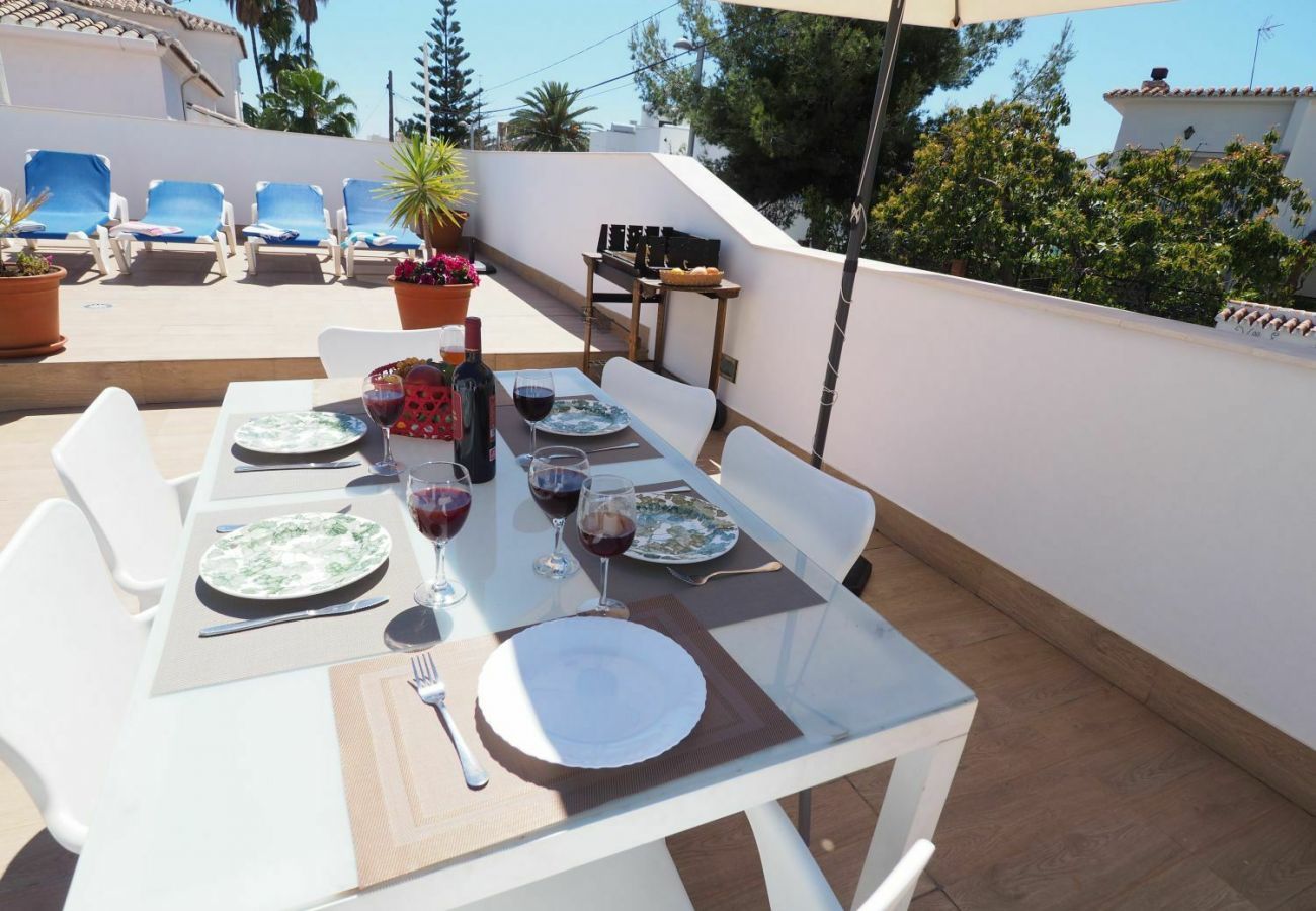 Villa Petunia met privé zwembad. Op loopafstand van het centrum en het strand. In Nerja, Andalusië