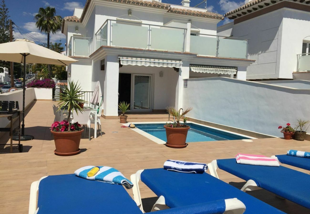 Villa Petunia met privé zwembad. Op loopafstand van het centrum en het strand. In Nerja, Andalusië