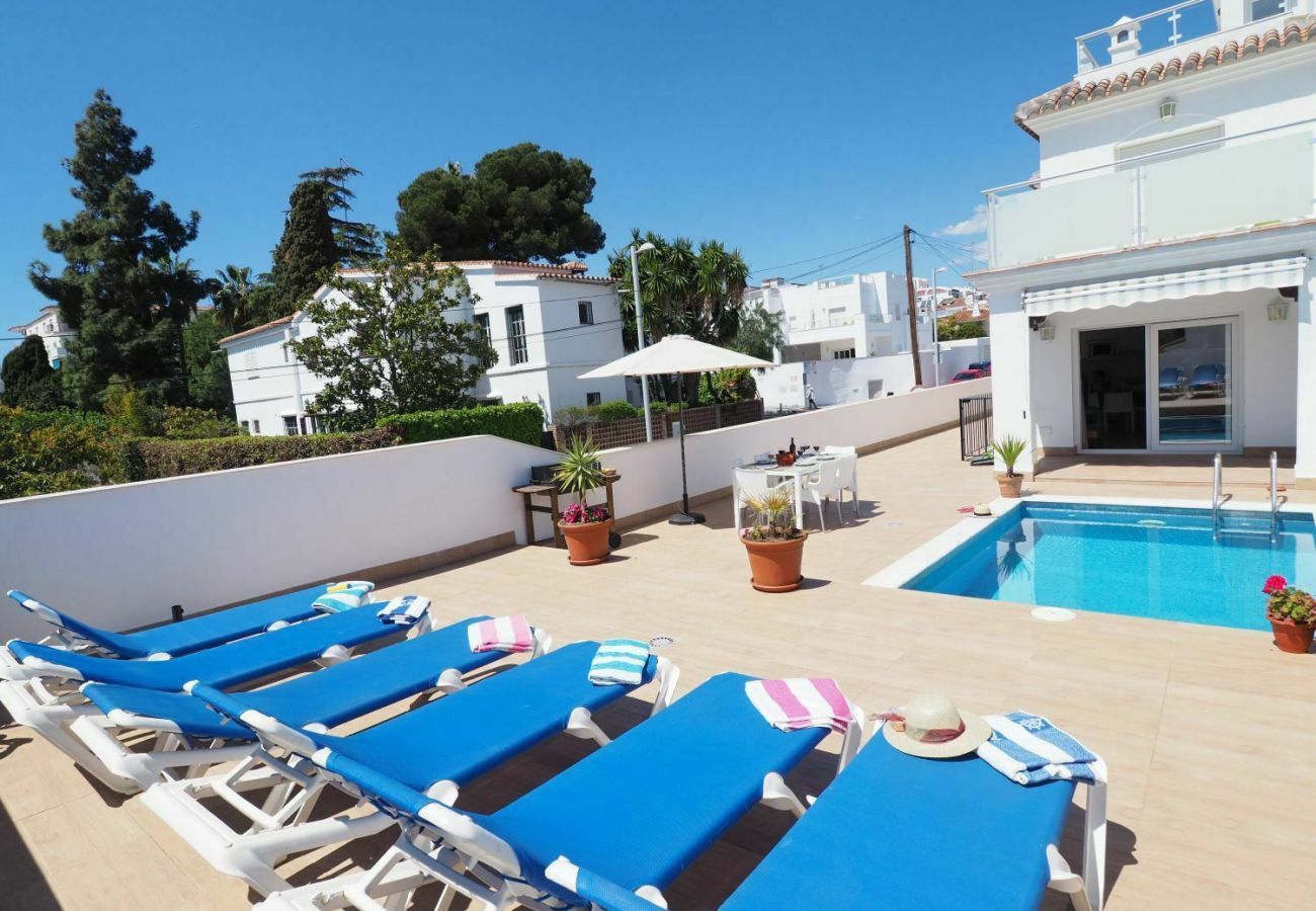 Villa Petunia met privé zwembad. Op loopafstand van het centrum en het strand. In Nerja, Andalusië