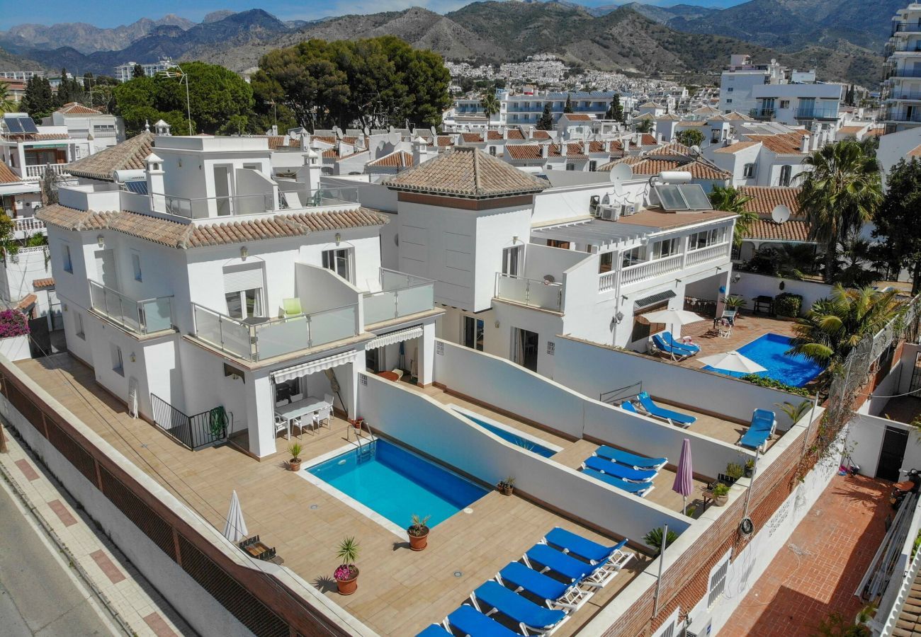 Villa Petunia met privé zwembad. Op loopafstand van het centrum en het strand. In Nerja, Andalusië
