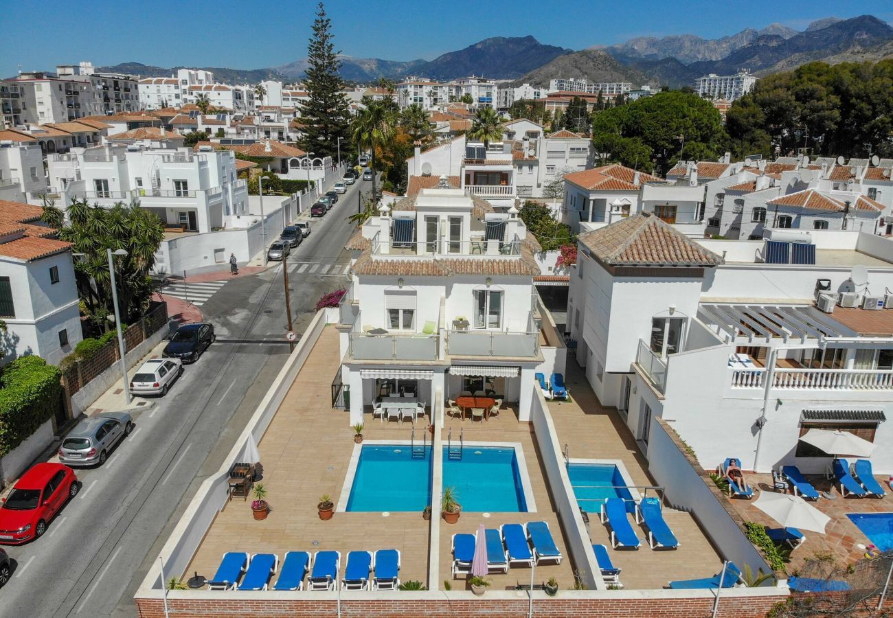 Villa Petunia met privé zwembad. Op loopafstand van het centrum en het strand. In Nerja, Andalusië