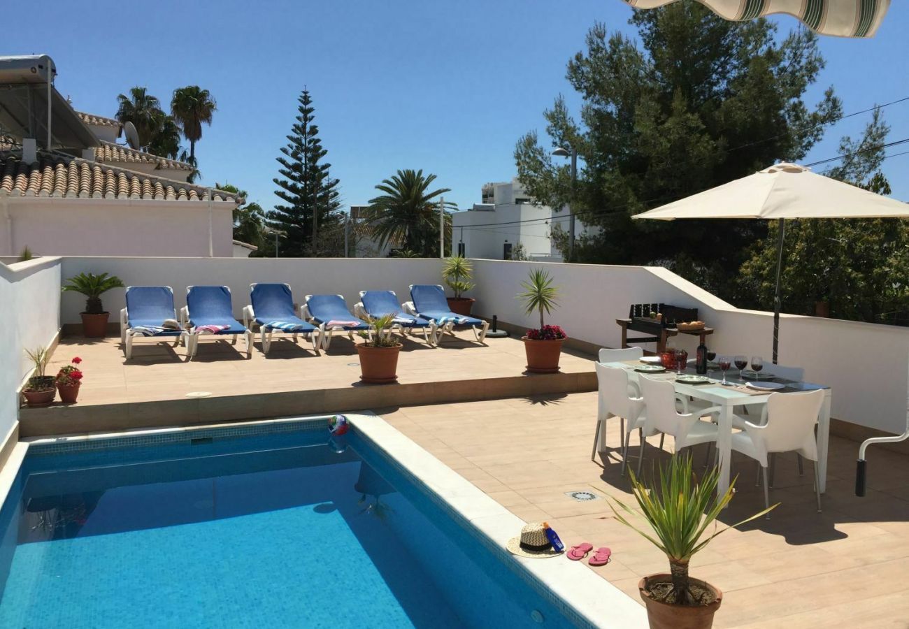 Villa Petunia met privé zwembad. Op loopafstand van het centrum en het strand. In Nerja, Andalusië