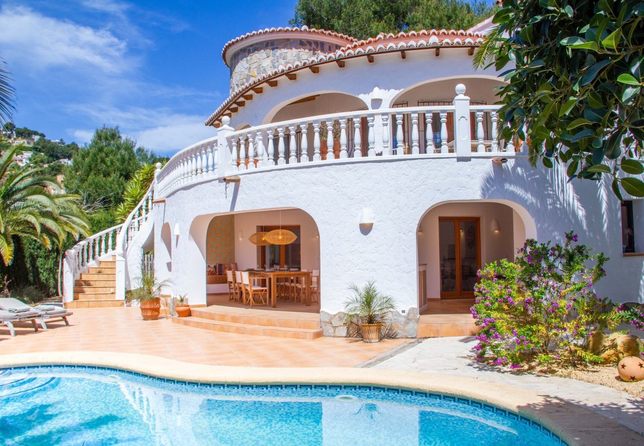 Casa los Moros is een vrijstaande villa met privé zwembad in Moraira, Costa Blanca