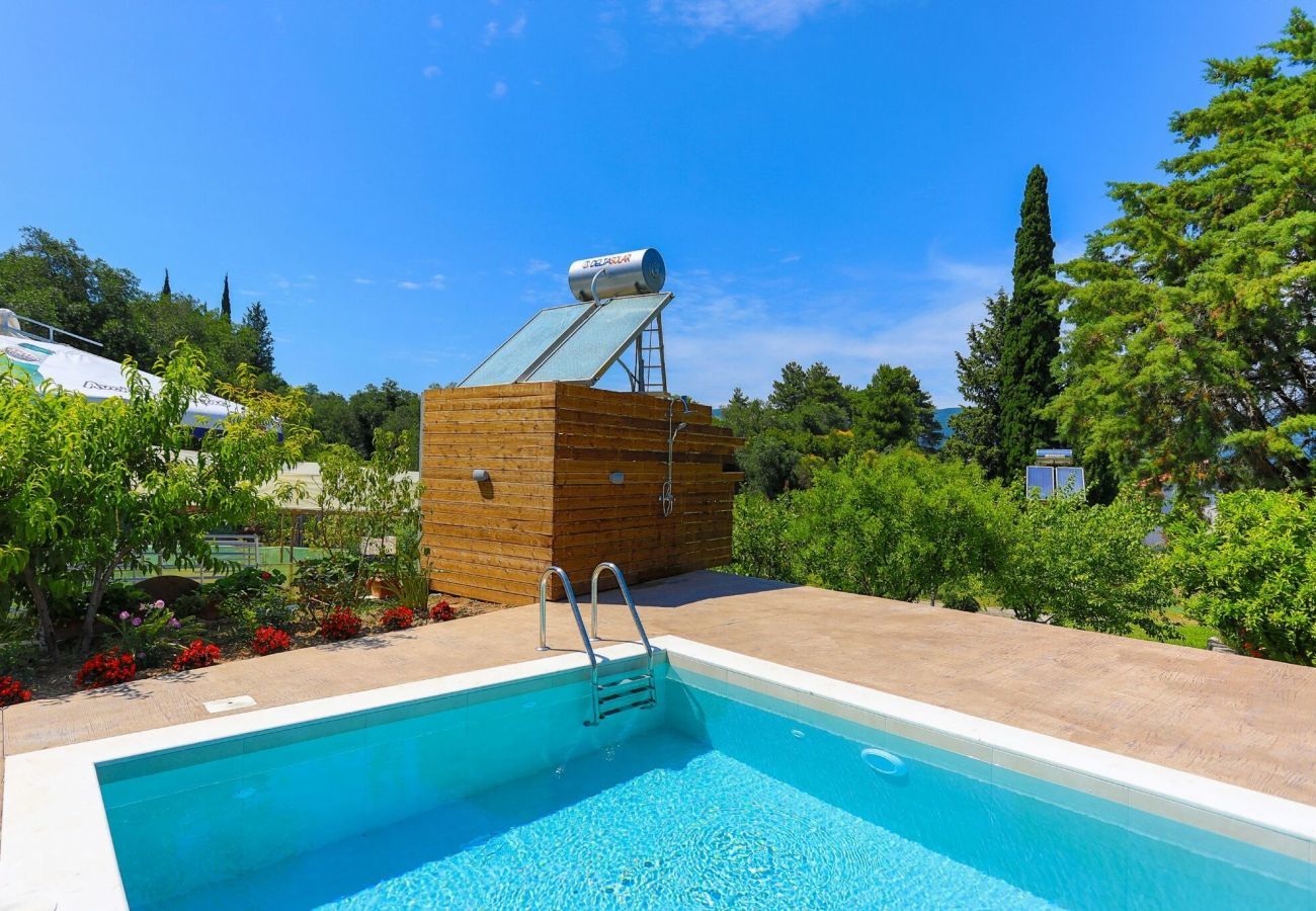 Villa Ambrosia | Een geschakelde villa met privé zwembad op Corfu, Griekenland