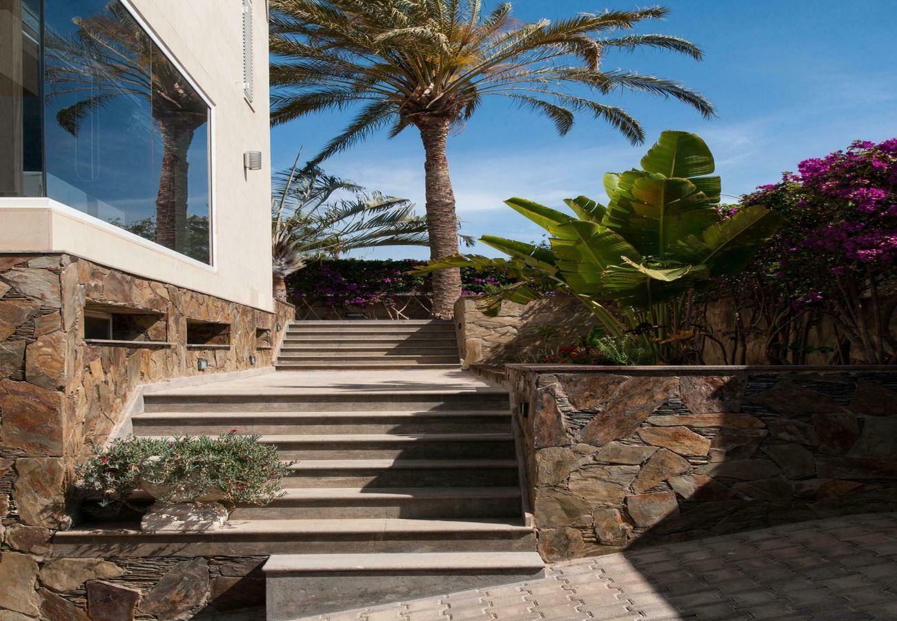 Villa Sol Deluxe is een prachtig vrijstaand vakantiehuis met verwarmbaar privé zwembad in Maspalomas, Gran Canaria
