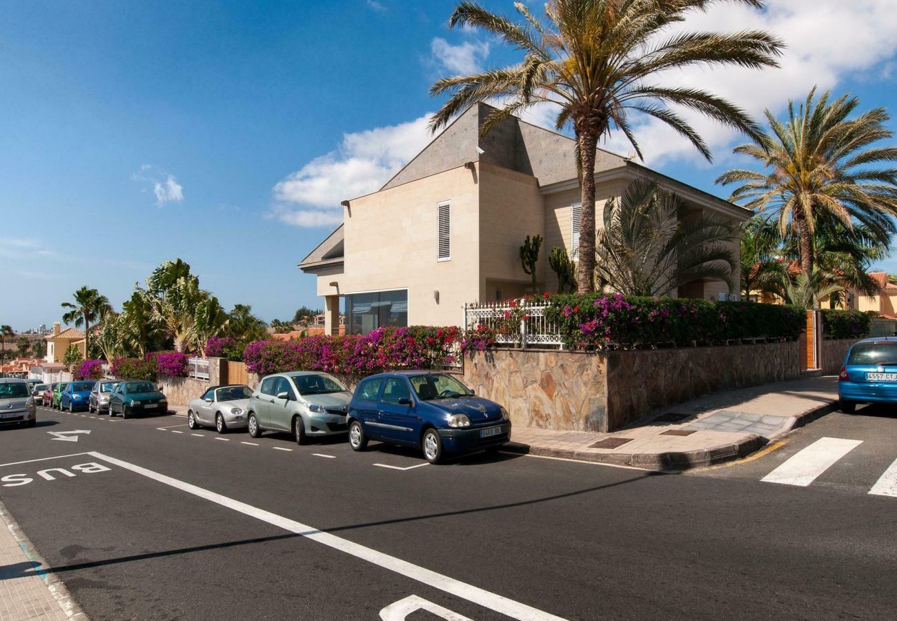 Villa Sol Deluxe is een prachtig vrijstaand vakantiehuis met verwarmbaar privé zwembad in Maspalomas, Gran Canaria