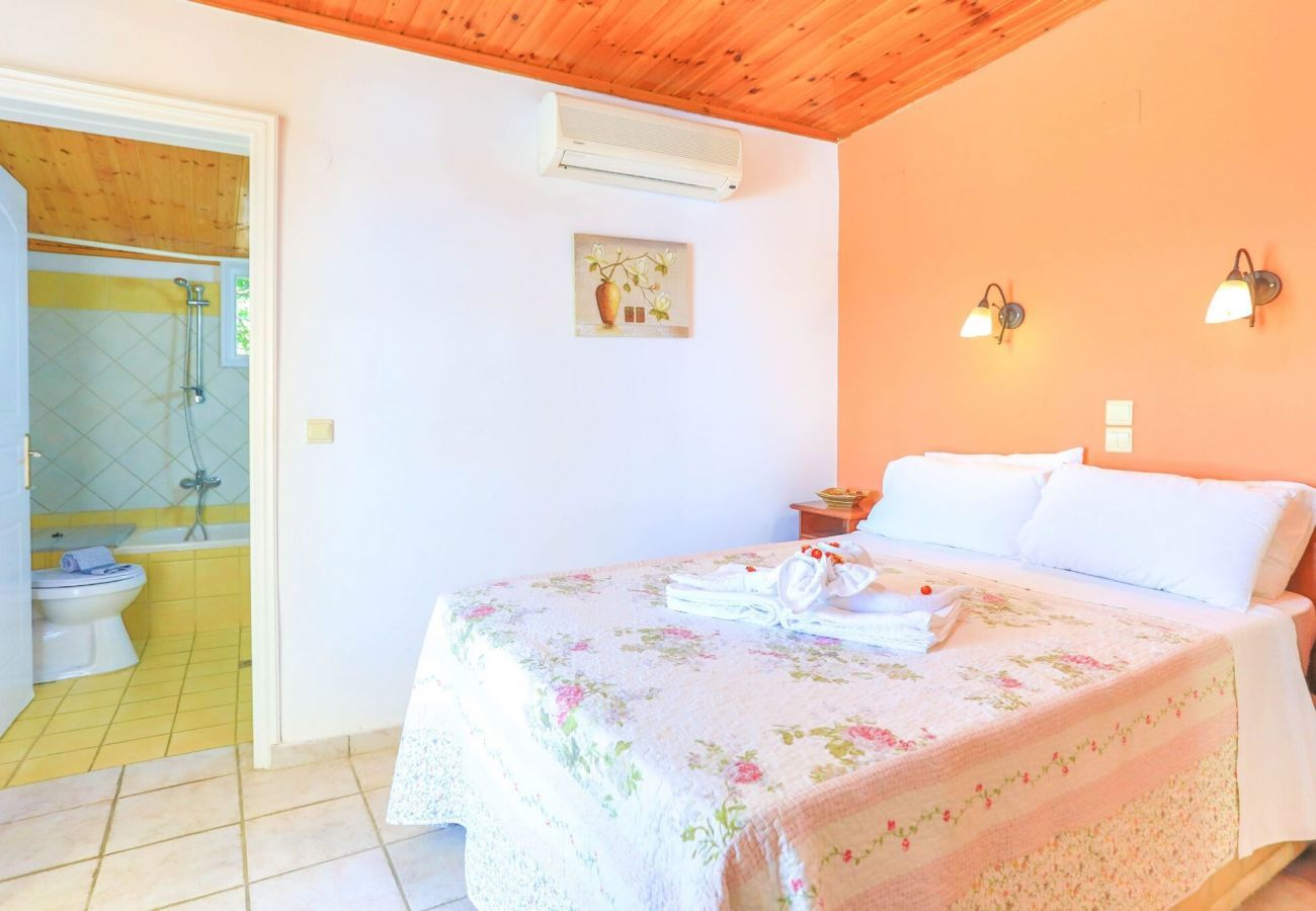 Villa Nisaki | Een vrijstaande villa met privé zwembad en zeezicht op Corfu, Griekenland