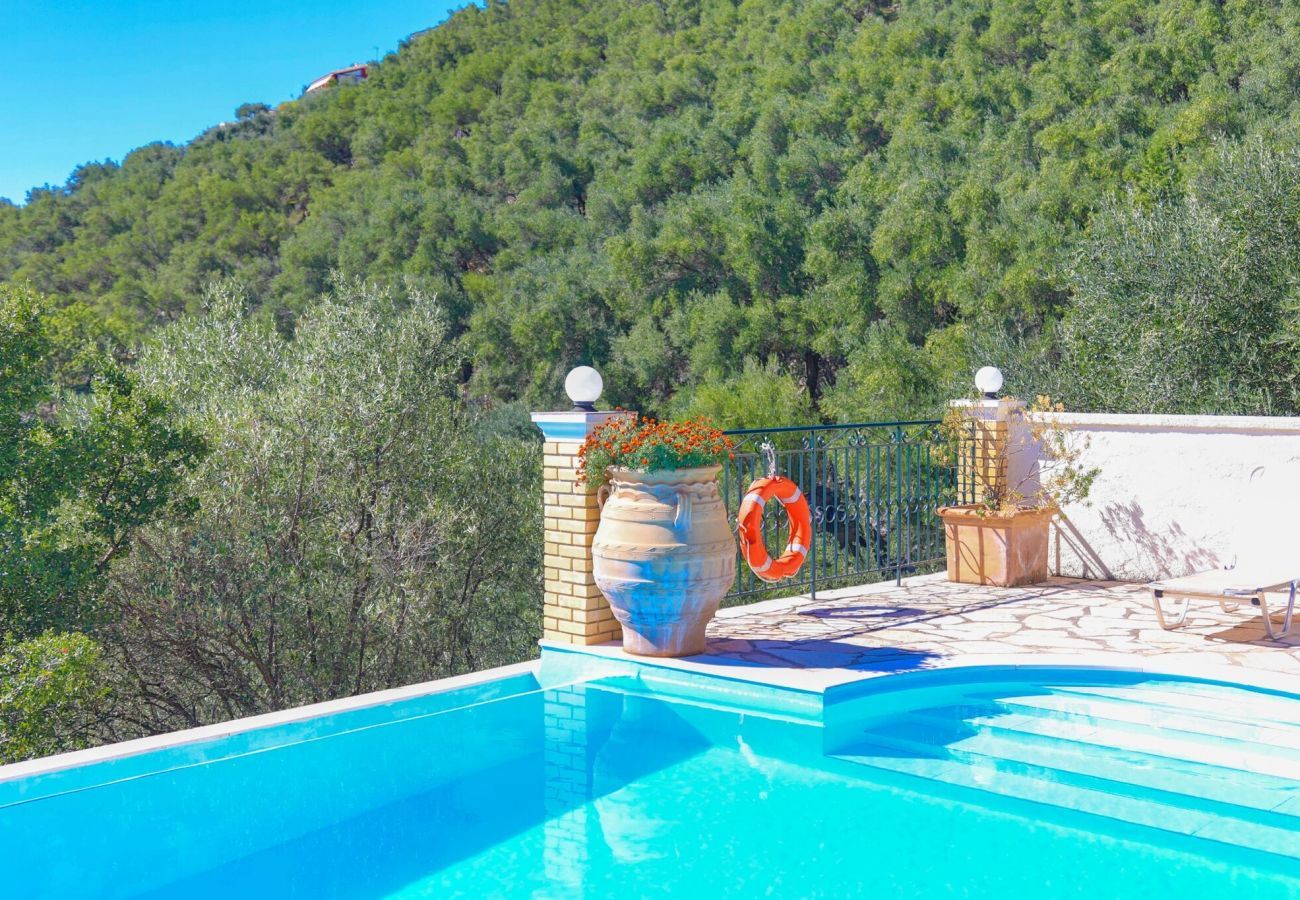Villa Nisaki | Een vrijstaande villa met privé zwembad en zeezicht op Corfu, Griekenland