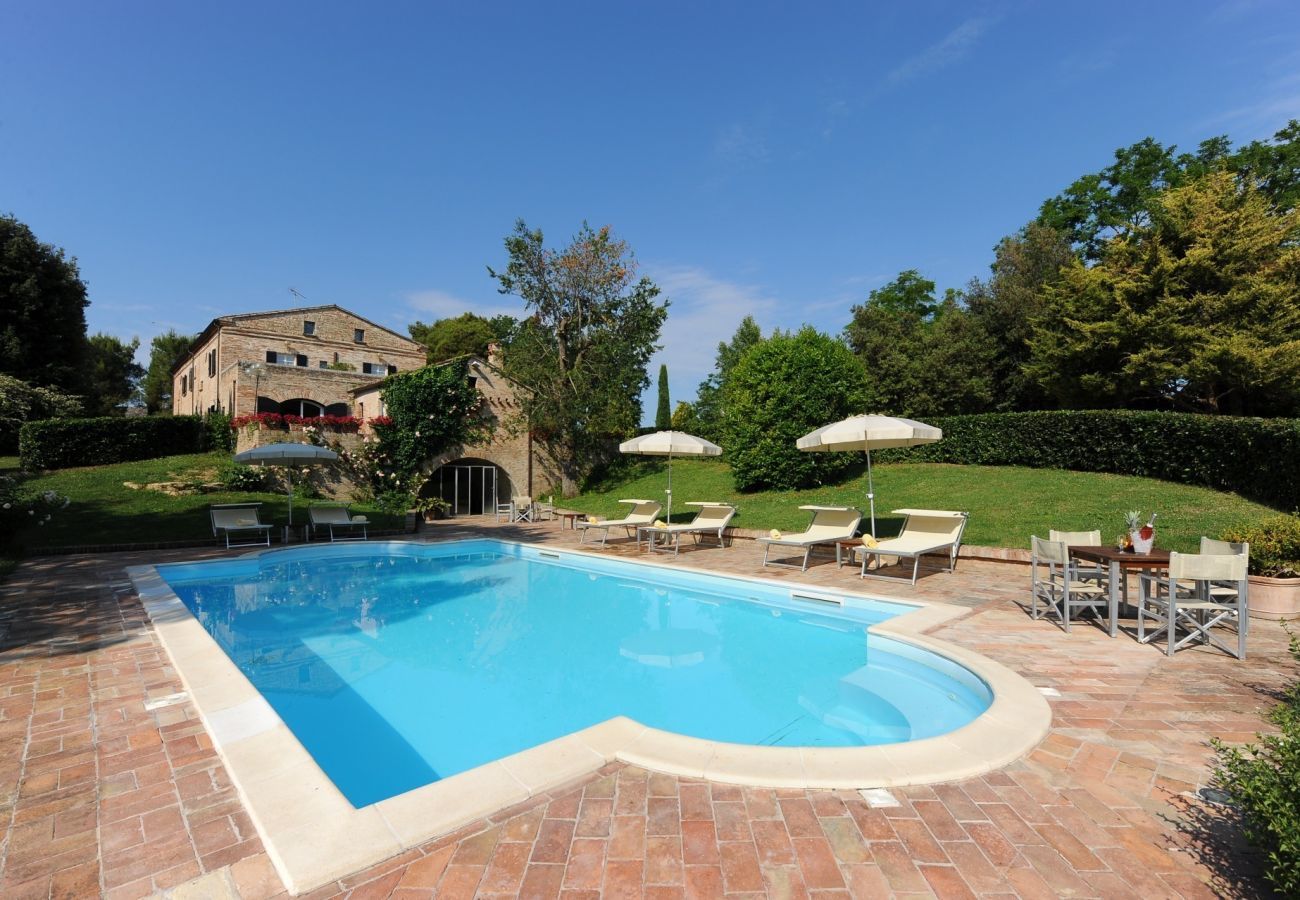 Villa Storica is een luxe droomvilla met privezwembad en wijngaard in Le Marche, Italië
