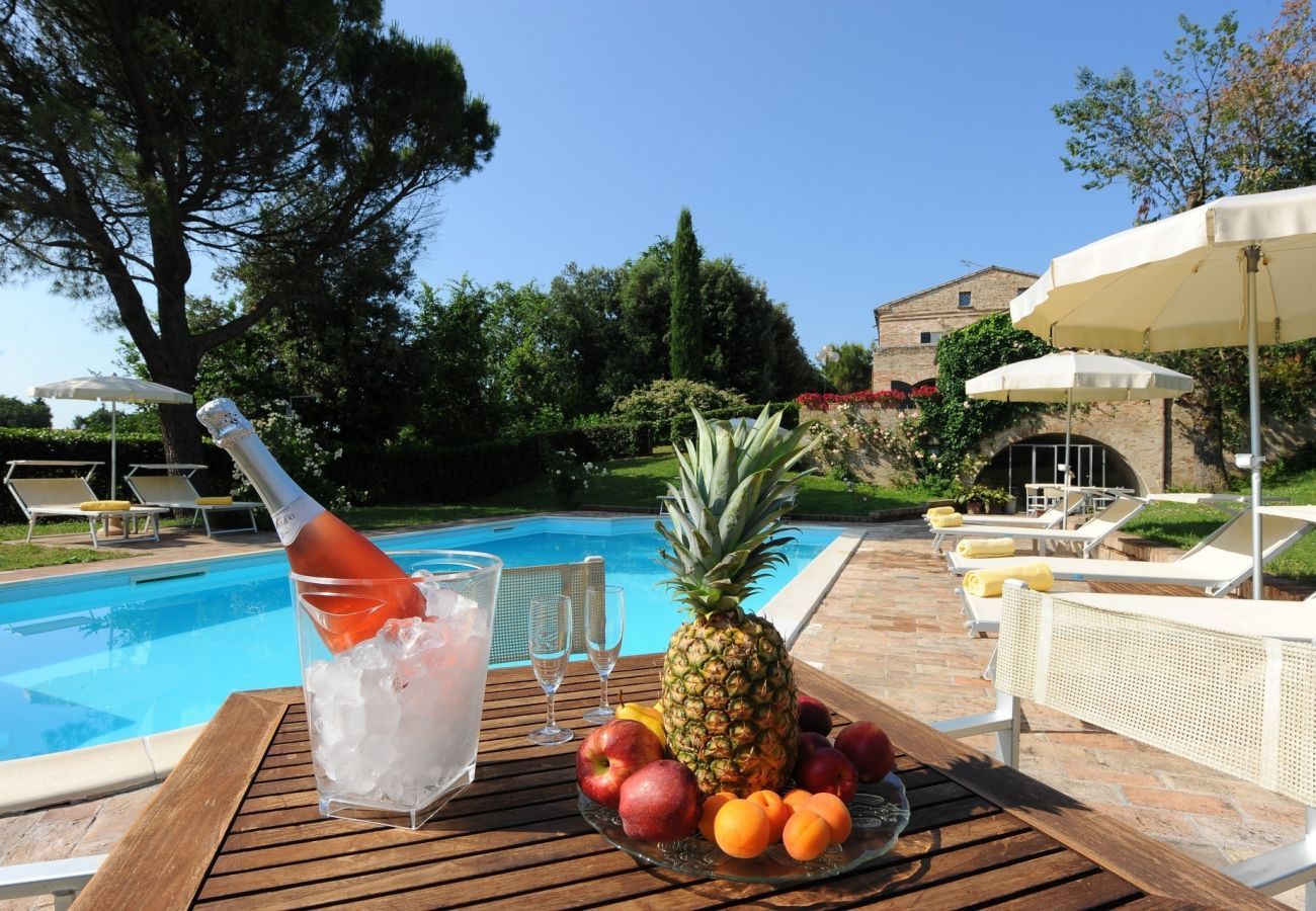 Villa Storica is een luxe droomvilla met privezwembad en wijngaard in Le Marche, Italië