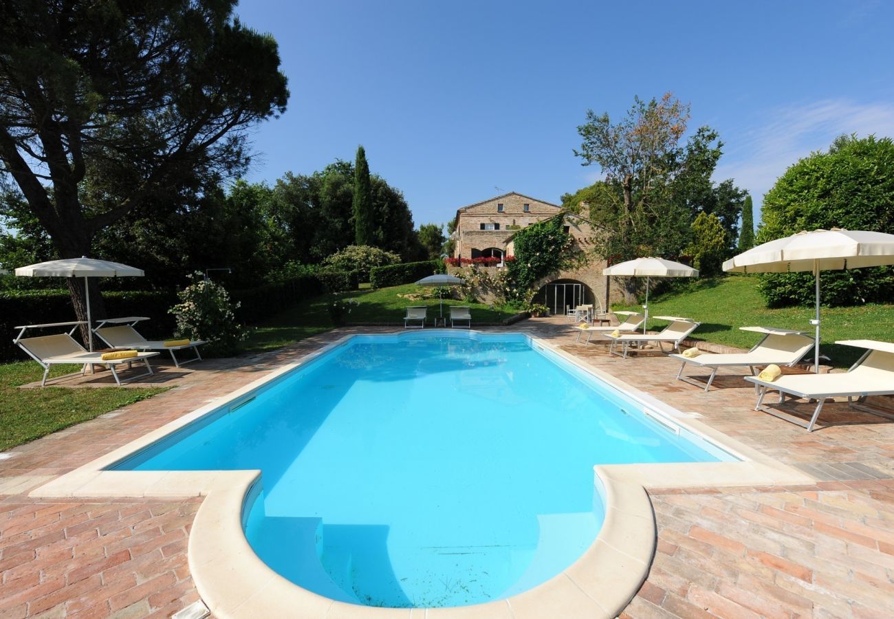 Villa Storica is een luxe droomvilla met privezwembad en wijngaard in Le Marche, Italië