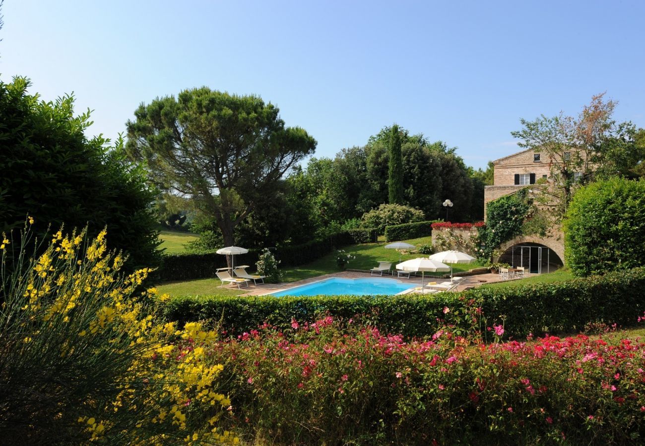 Villa Storica is een luxe droomvilla met privezwembad en wijngaard in Le Marche, Italië