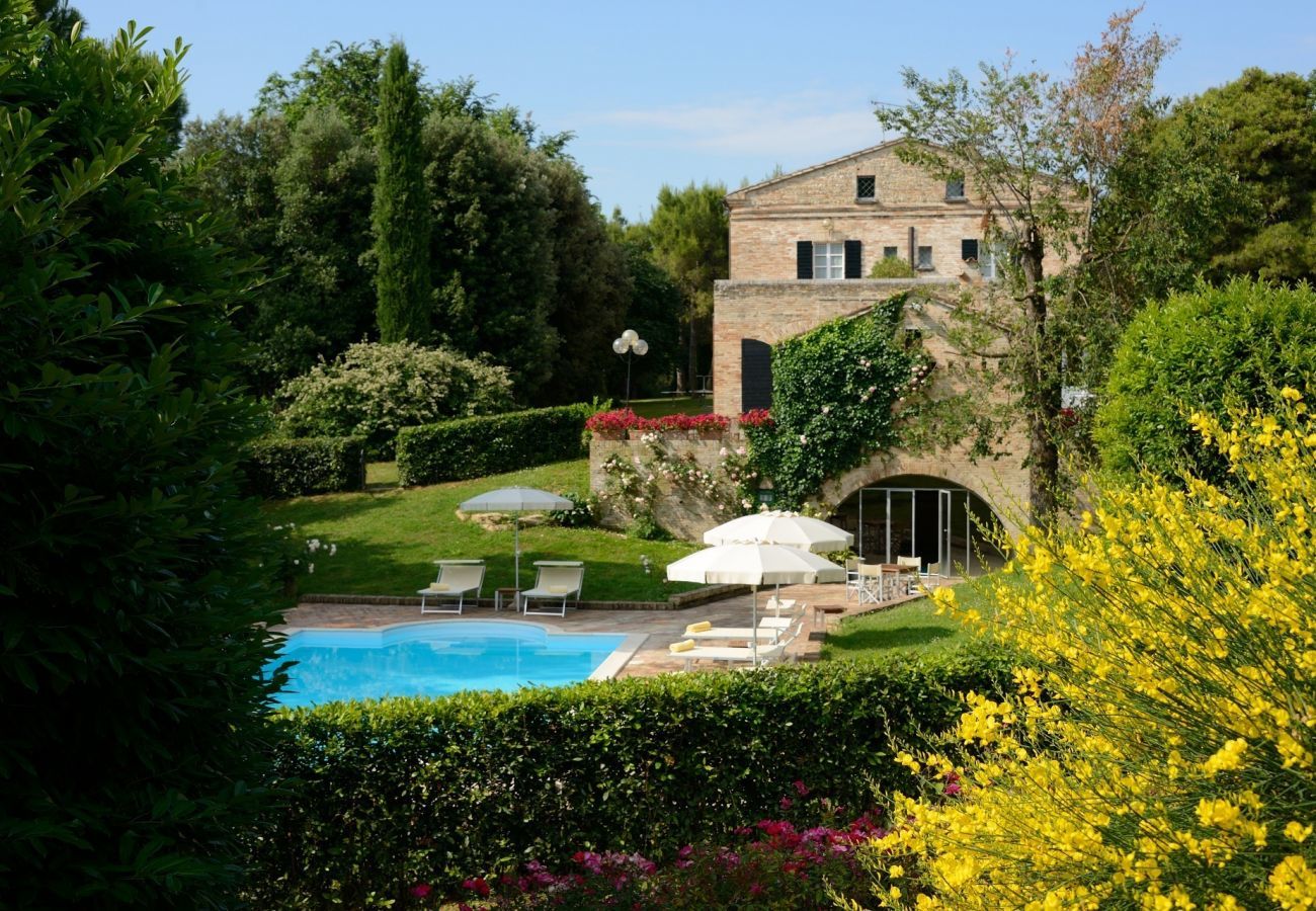Villa Storica is een luxe droomvilla met privezwembad en wijngaard in Le Marche, Italië