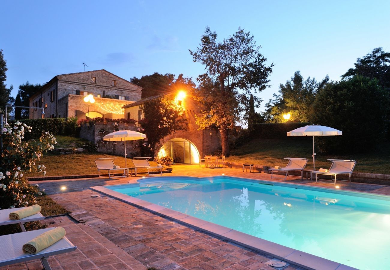 Villa Storica is een luxe droomvilla met privezwembad en wijngaard in Le Marche, Italië
